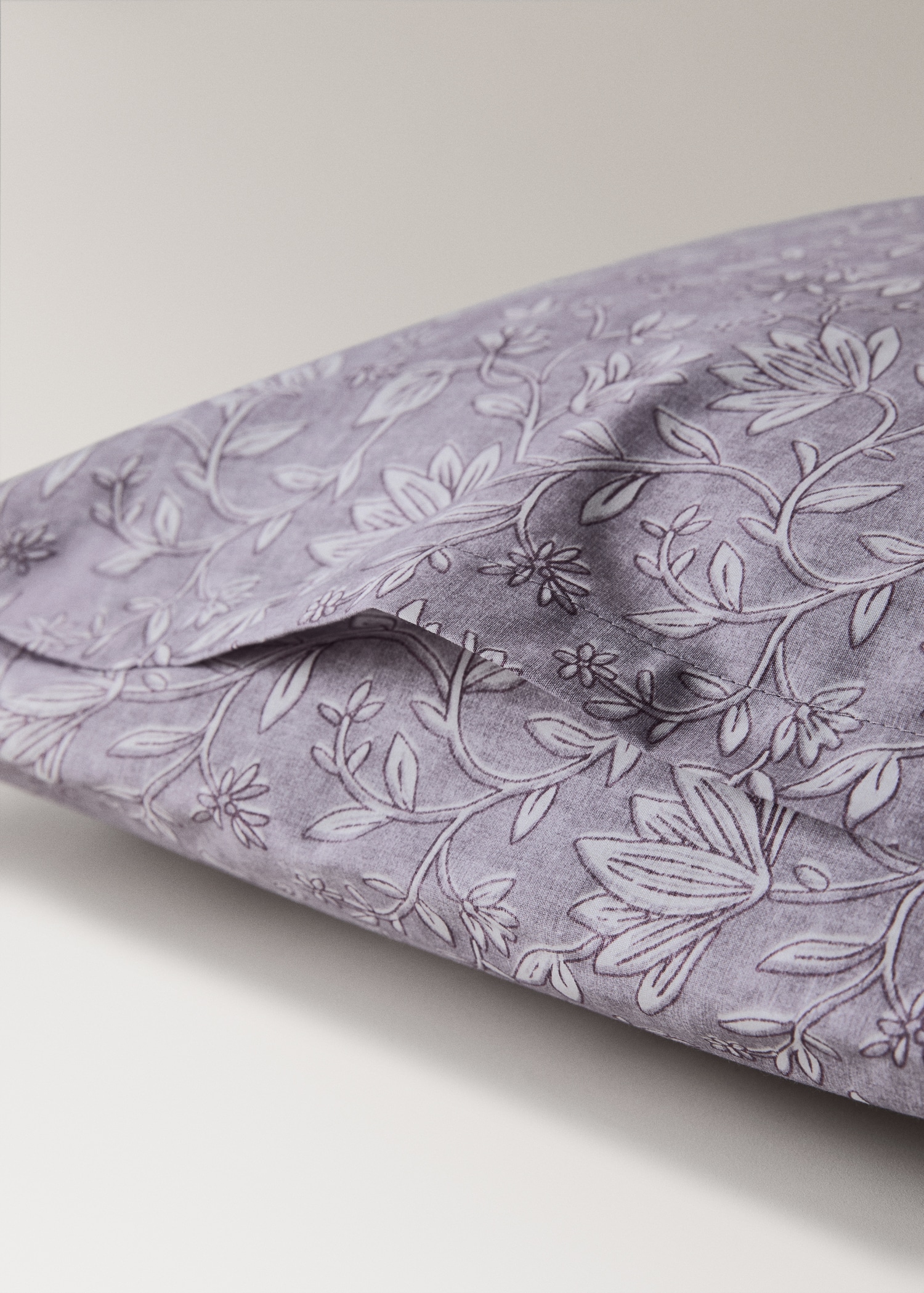 Two decorative floral print pillowcases 50x75 cm - Details of the article 2