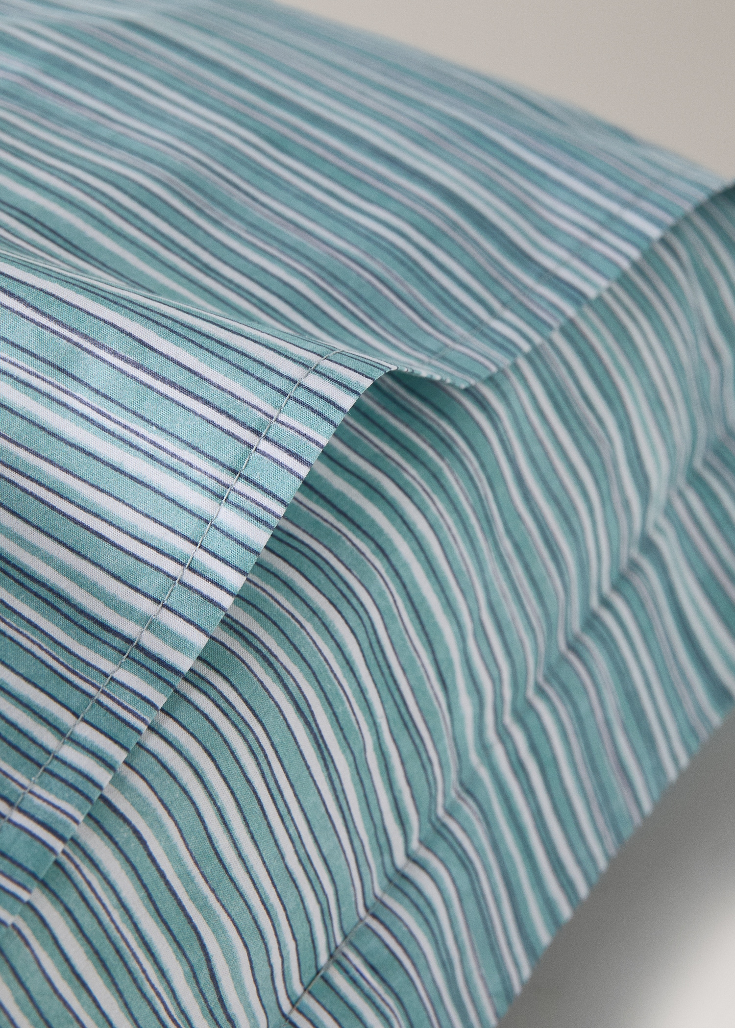 Two decorative floral print pillow covers 60x60 cm - Details of the article 1