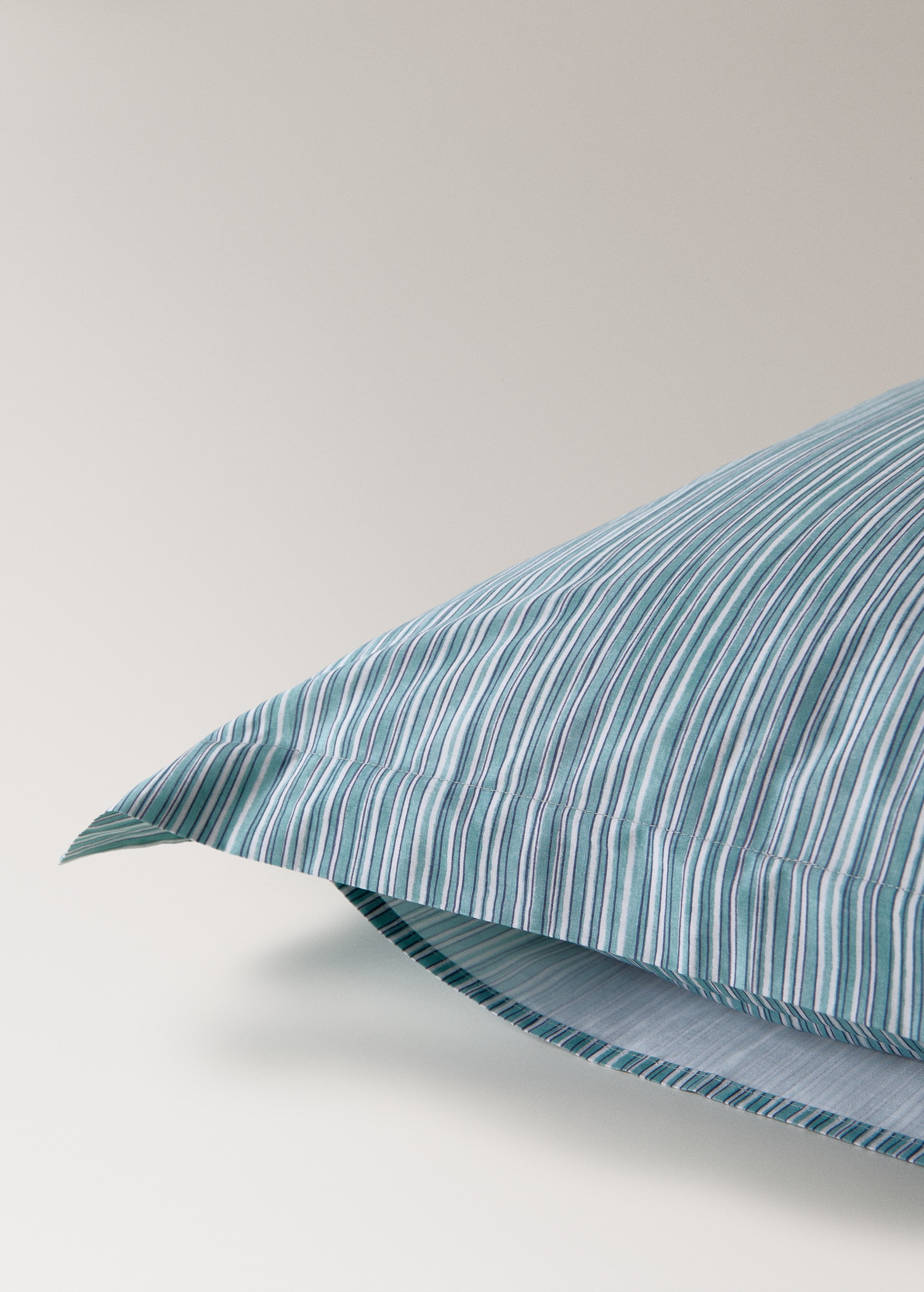 Two decorative floral print pillow covers 60x60 cm - Details of the article 2