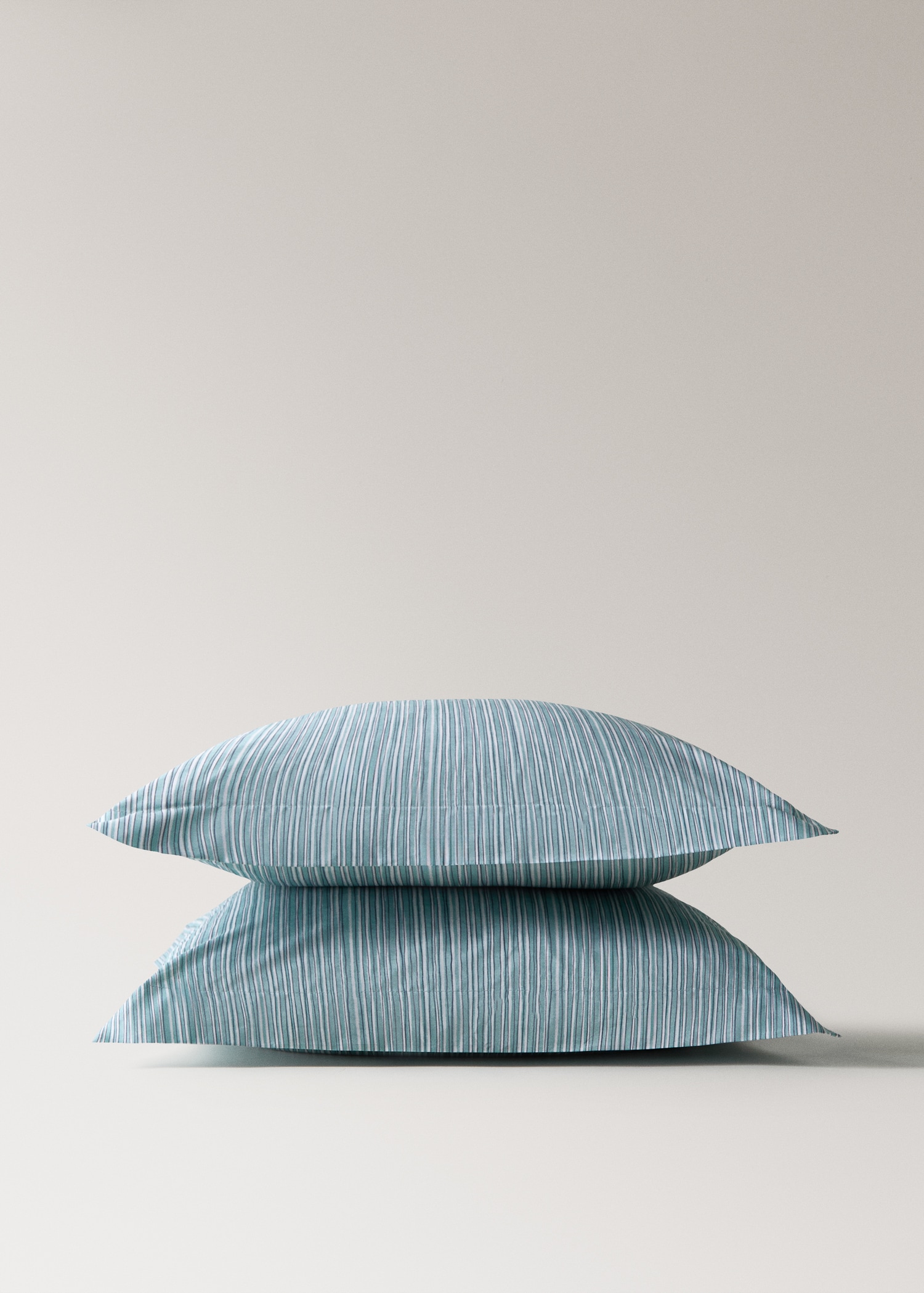 Two decorative floral print pillow covers 60x60 cm - Details of the article 3