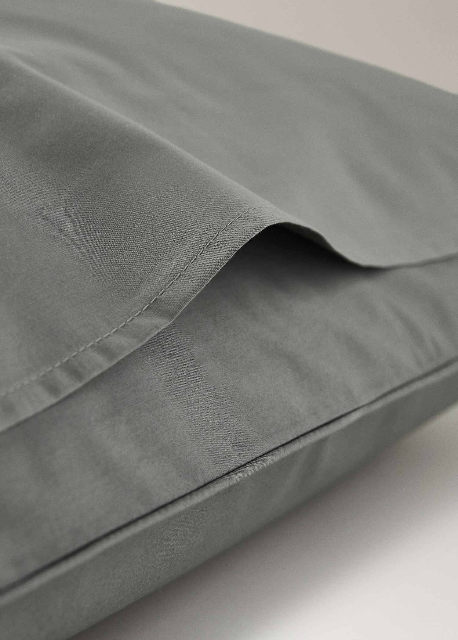 Two 500-thread count cotton percale pillowcases with rounded piping detail 60x60 cm - Details of the article 1