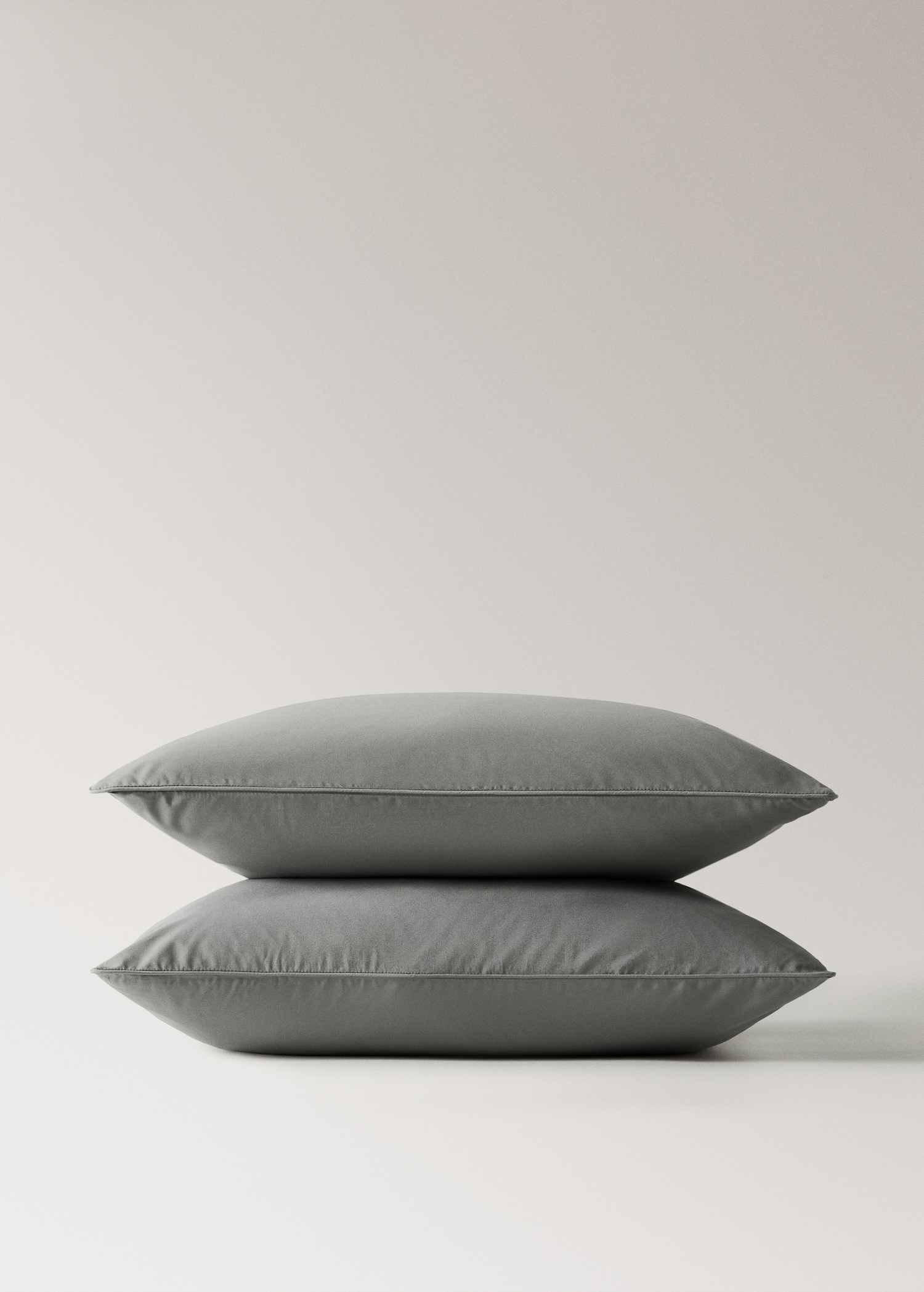 Two 500-thread count cotton percale pillowcases with rounded piping detail 60x60 cm - Details of the article 3