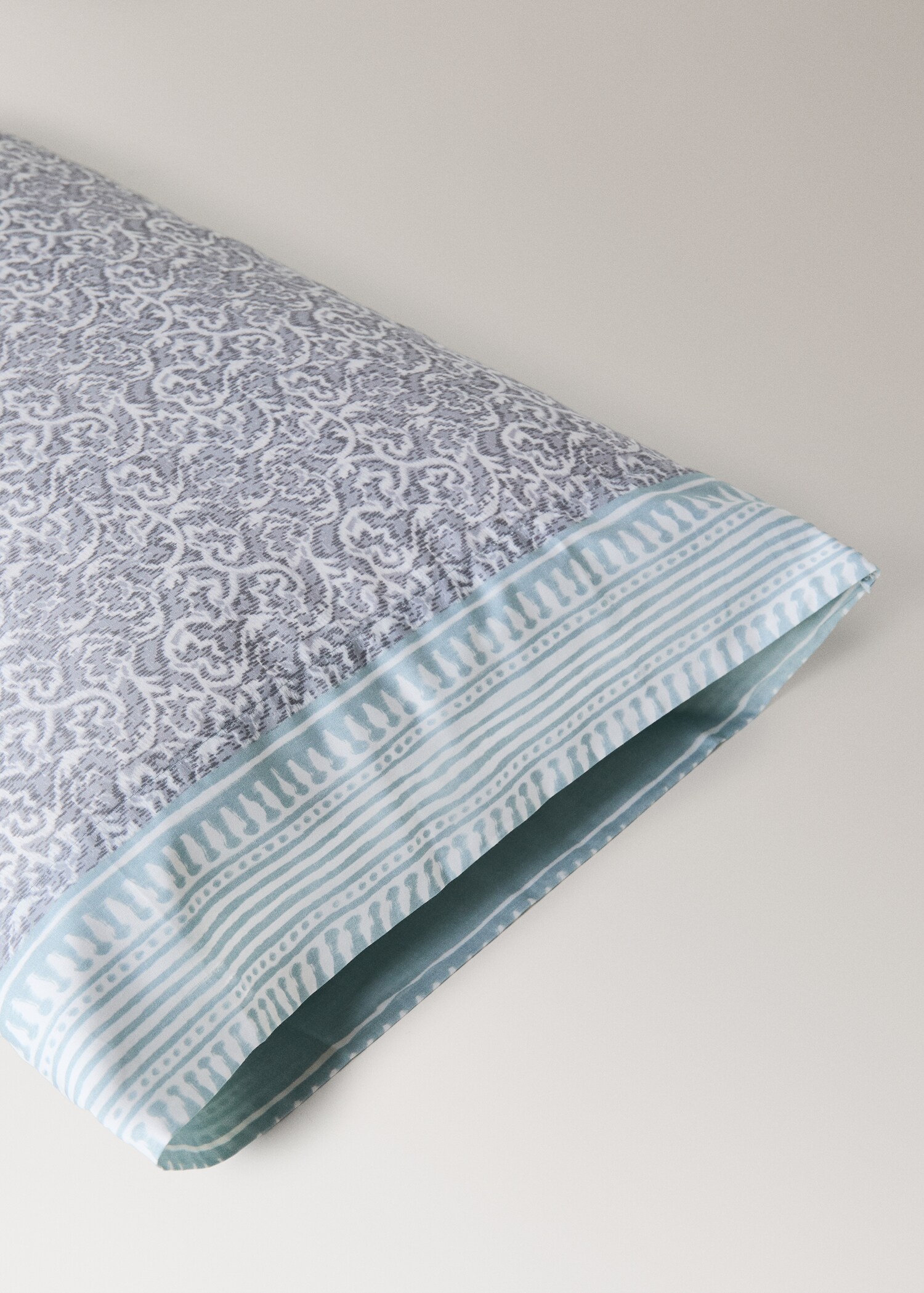 Decorative floral percale pillowcase with striped trim 45 x 110 cm - Details of the article 2