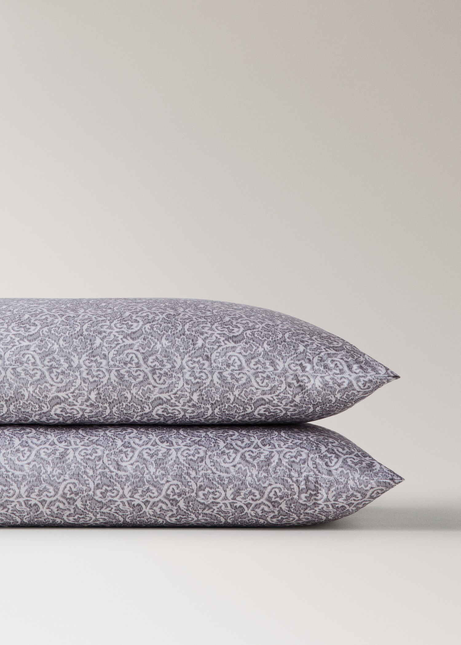 Two decorative floral percale pillowcases with striped trim 50 x 75 cm - Details of the article 3