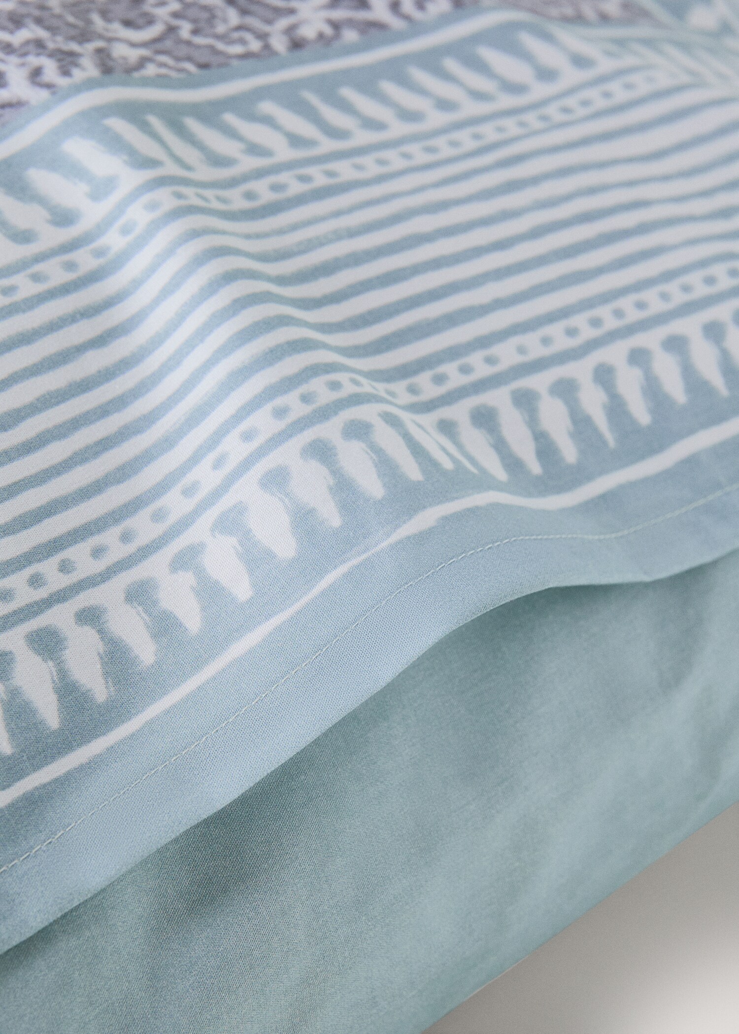 Two cotton percale pillowcases with decorative floral border and striped trim 60x60 cm - Details of the article 1