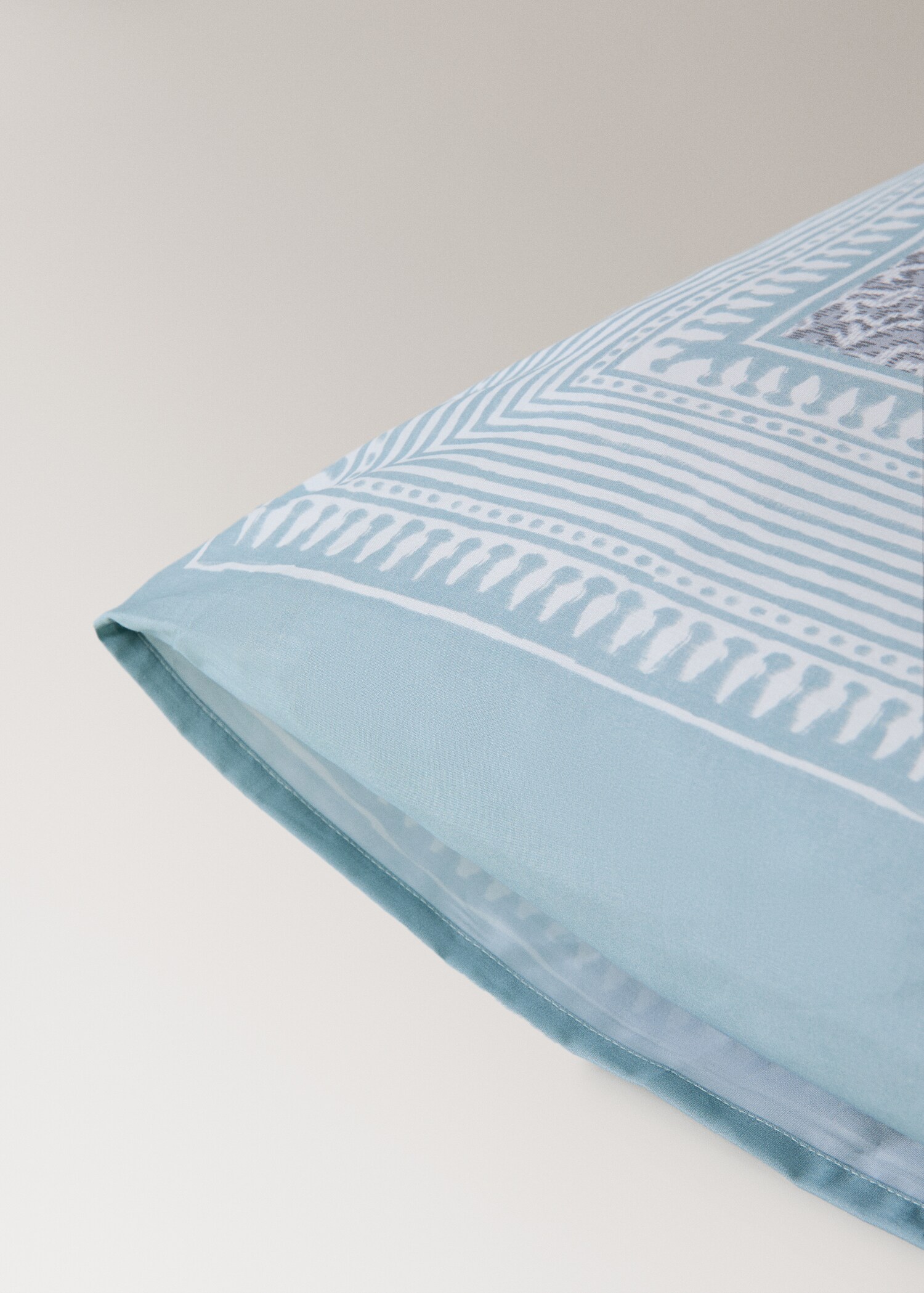 Two cotton percale pillowcases with decorative floral border and striped trim 60x60 cm - Details of the article 2