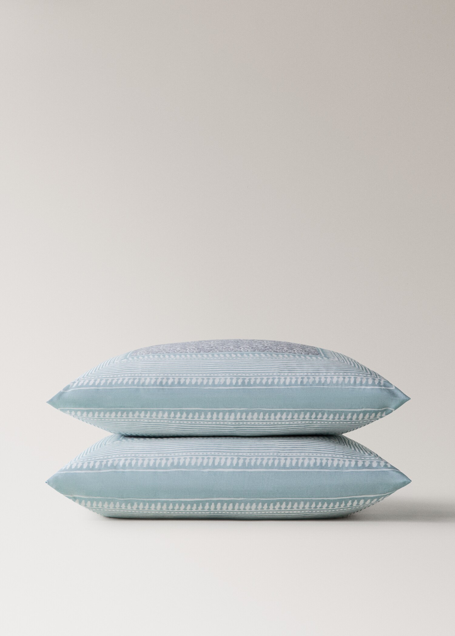 Two cotton percale pillowcases with decorative floral border and striped trim 60x60 cm - Details of the article 3