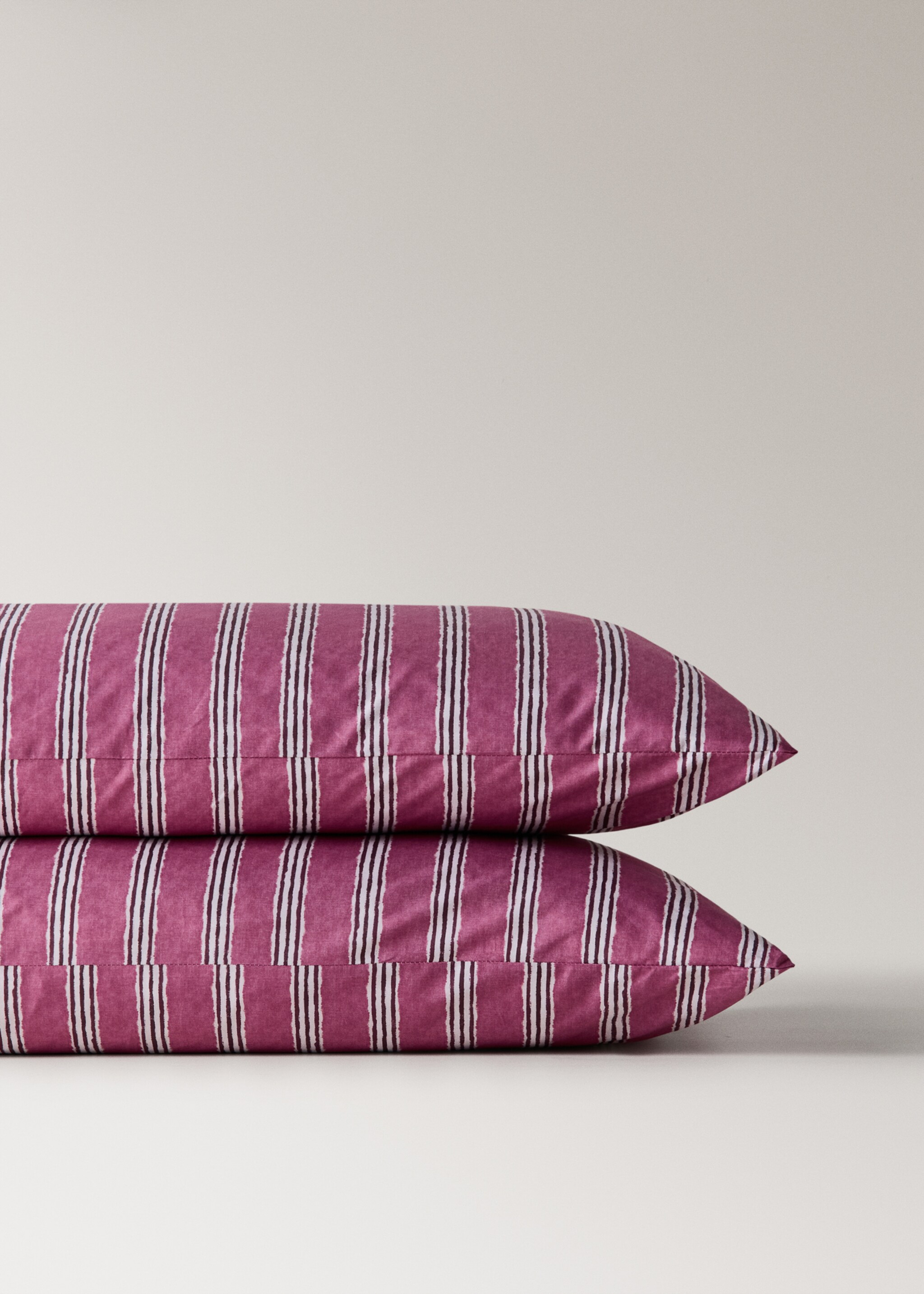Set van twee kussenslopen van perkal-katoen met driekleurige strepen 50x75 cm - Detail van het artikel 3, Kersenrood. Ref: 27012971-00.