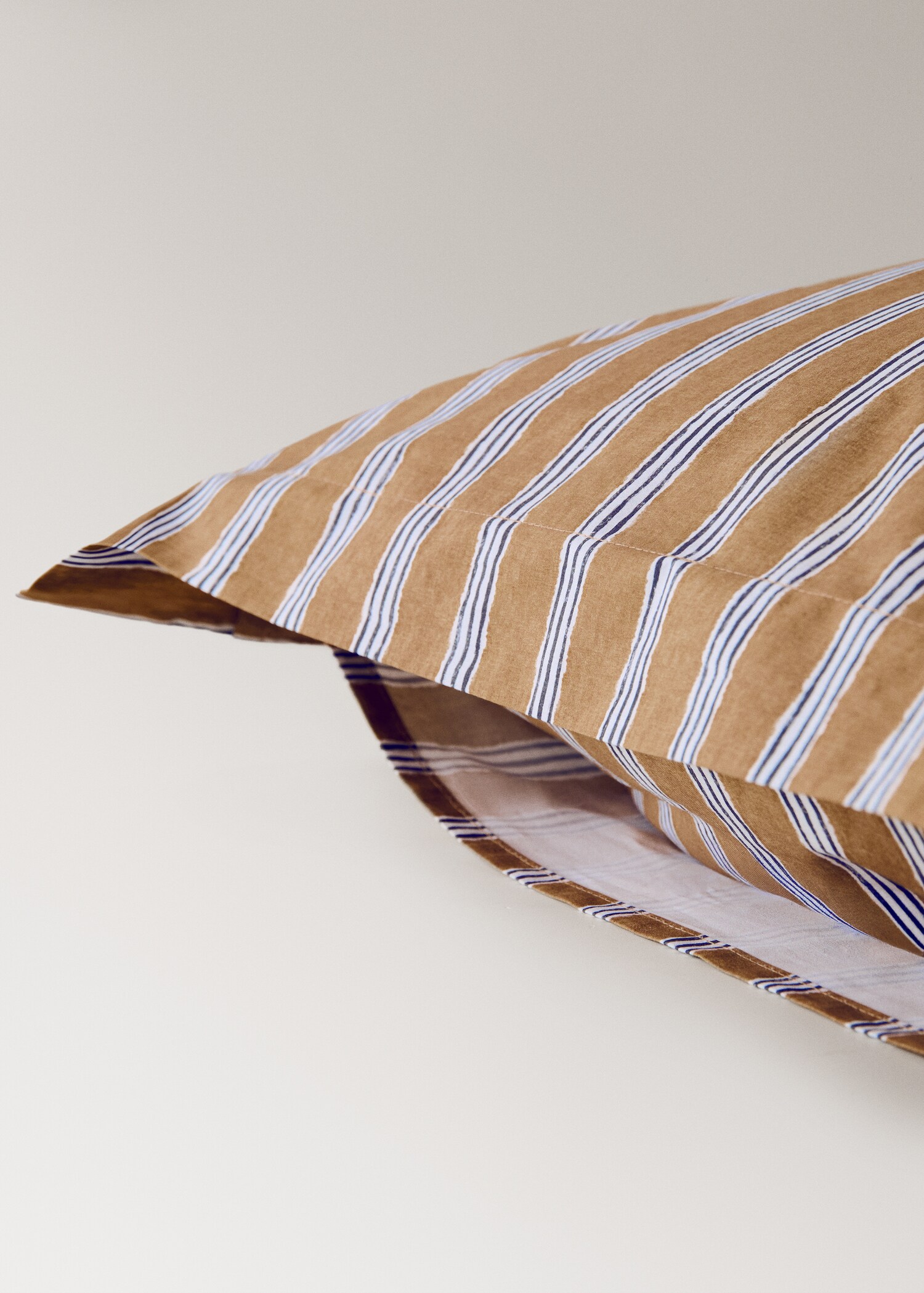 Two tricolour striped percale cotton pillowcases 60x60 cm - Details of the article 2