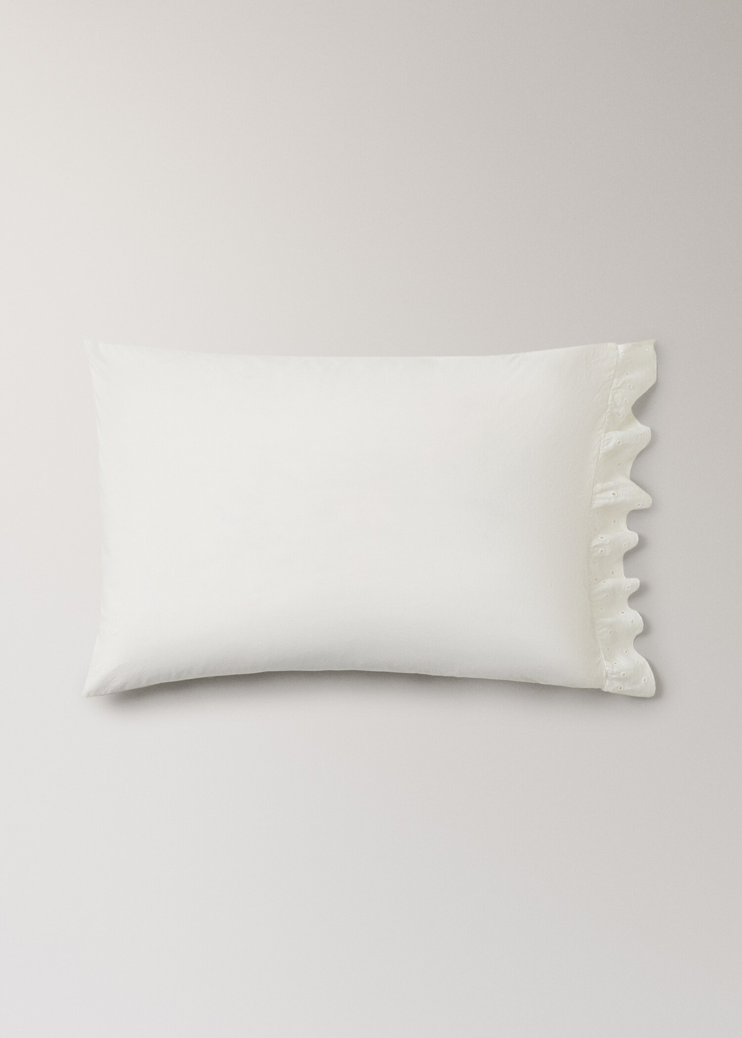 Two cotton garment-dyed pillowcases with linen ruffle 50x75 cm - Article without model