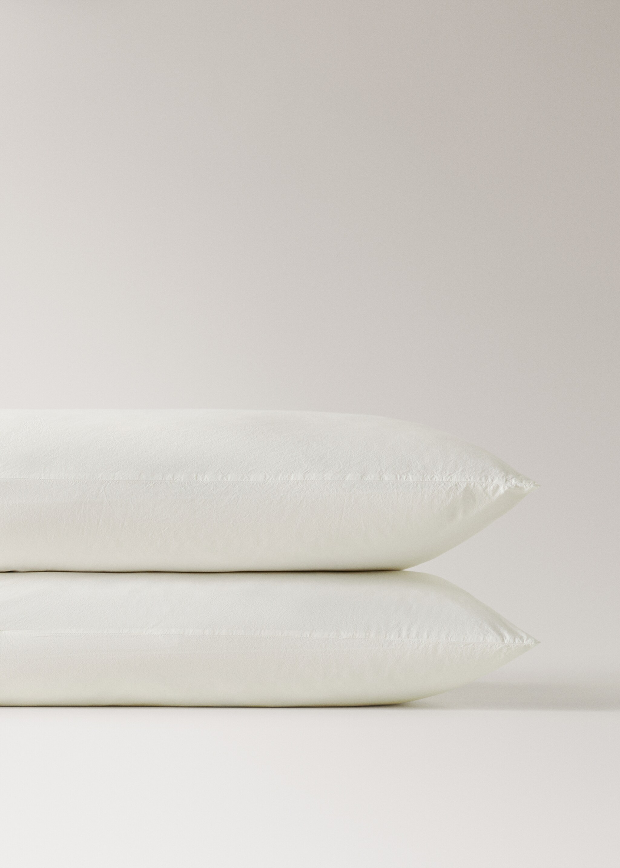 Two cotton garment-dyed pillowcases with linen ruffle 50x75 cm - Details of the article 1, Off White. Ref: 27012981-00.