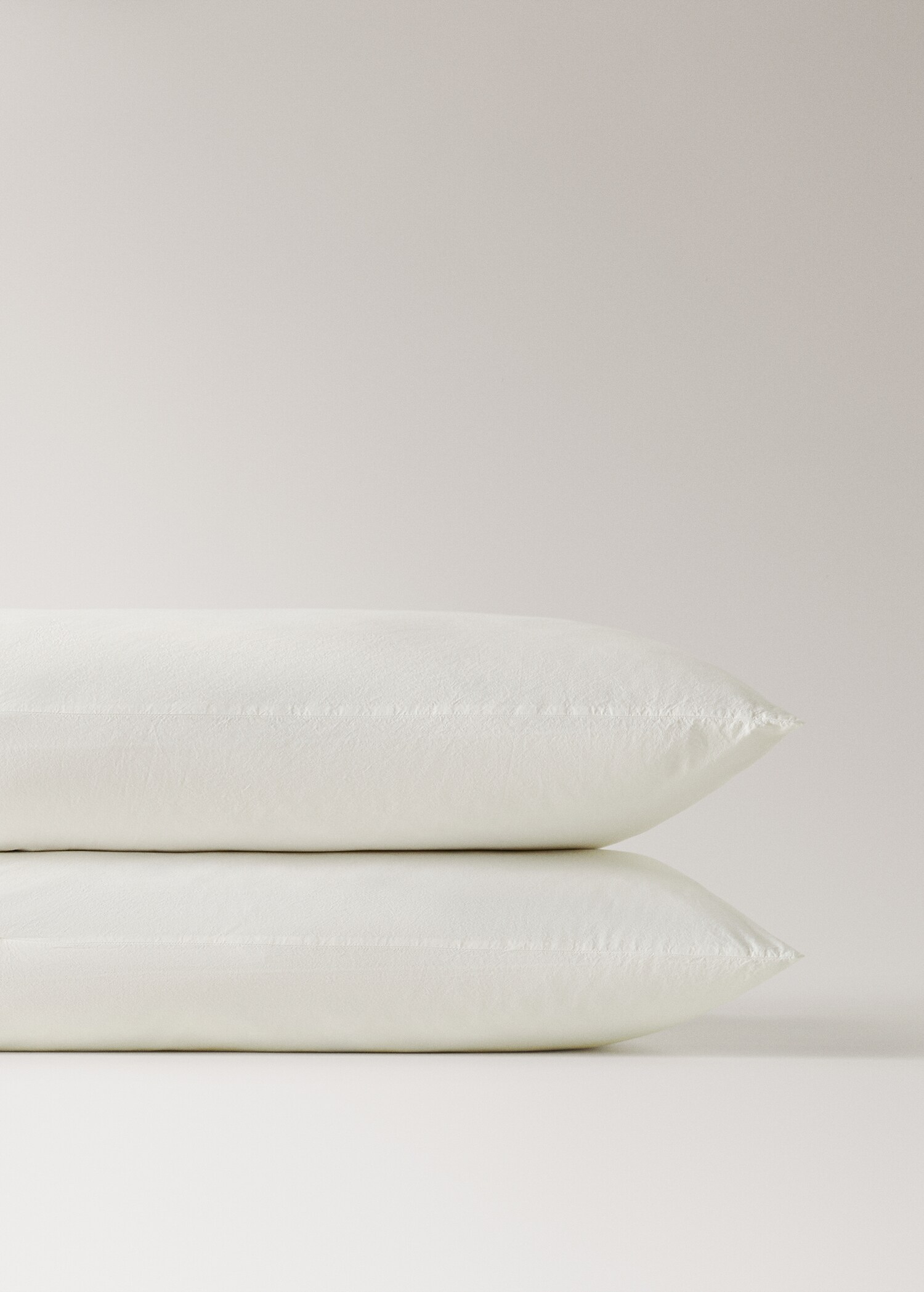 Two cotton garment-dyed pillowcases with linen ruffle 50x75 cm - Details of the article 1