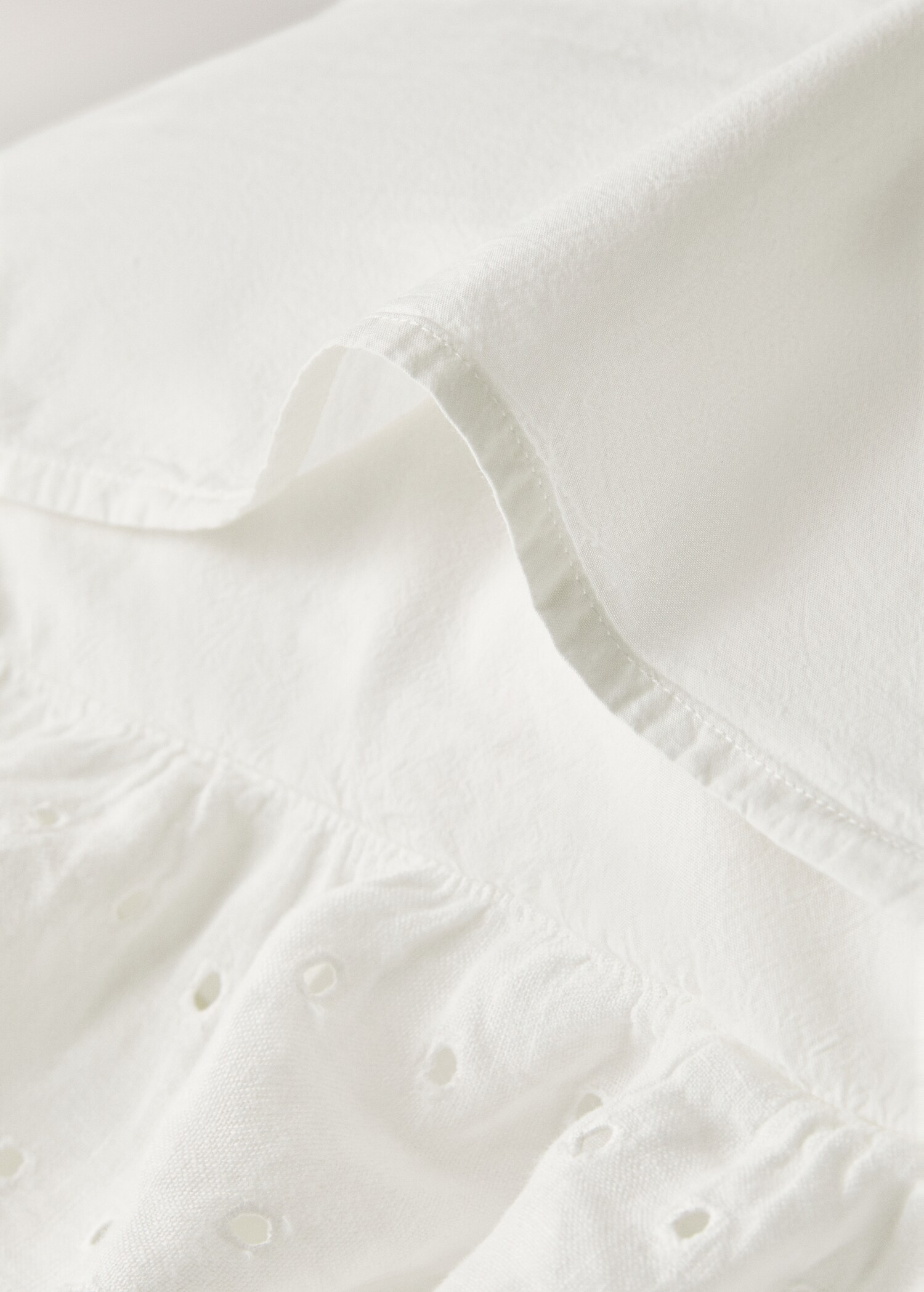 Two cotton garment-dyed pillowcases with linen ruffle 50x75 cm - Details of the article 2