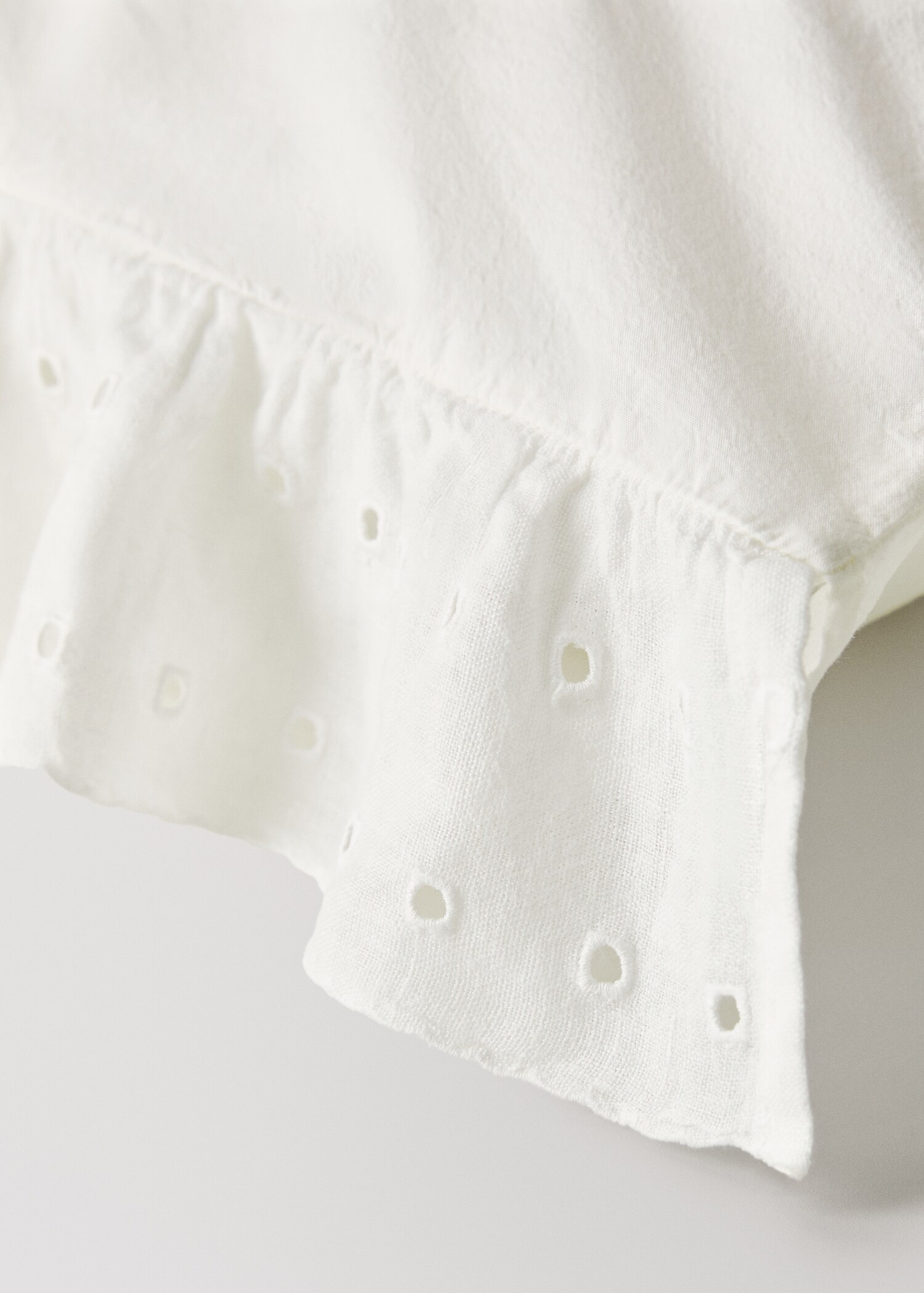 Two cotton garment-dyed pillowcases with linen ruffle 50x75 cm - Details of the article 3