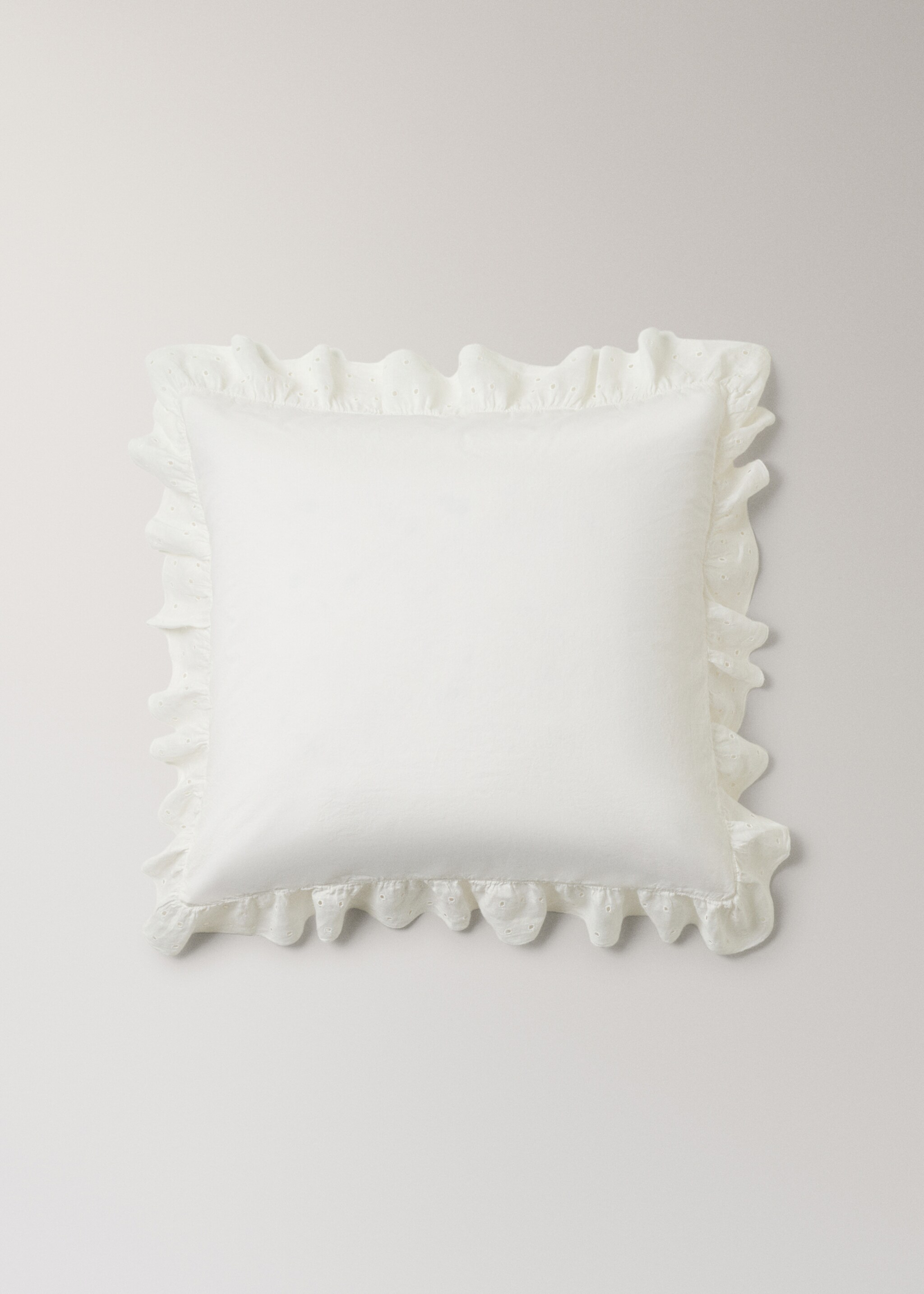 Two cotton garment-dyed pillowcases with linen ruffle 60x60 cm - Article without model, Off White. Ref: 27012982-00.