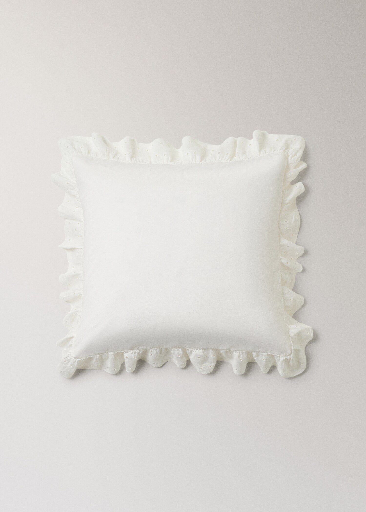 Two cotton garment-dyed pillowcases with linen ruffle 60x60 cm - Article without model
