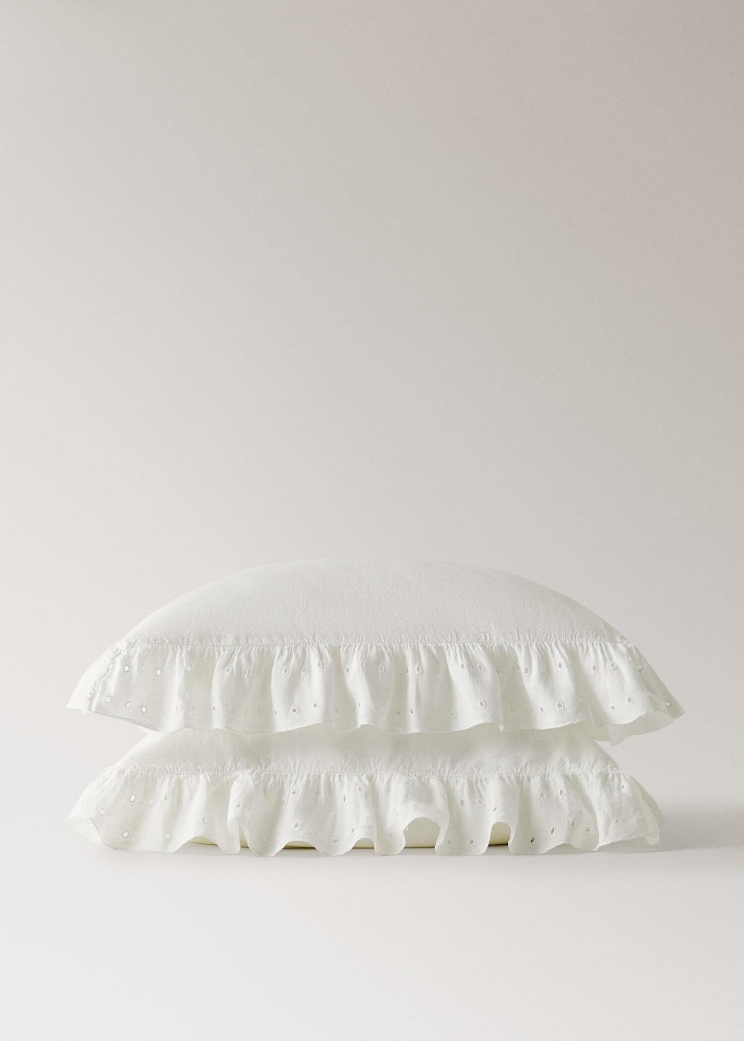 Two cotton garment-dyed pillowcases with linen ruffle 60x60 cm - Details of the article 1