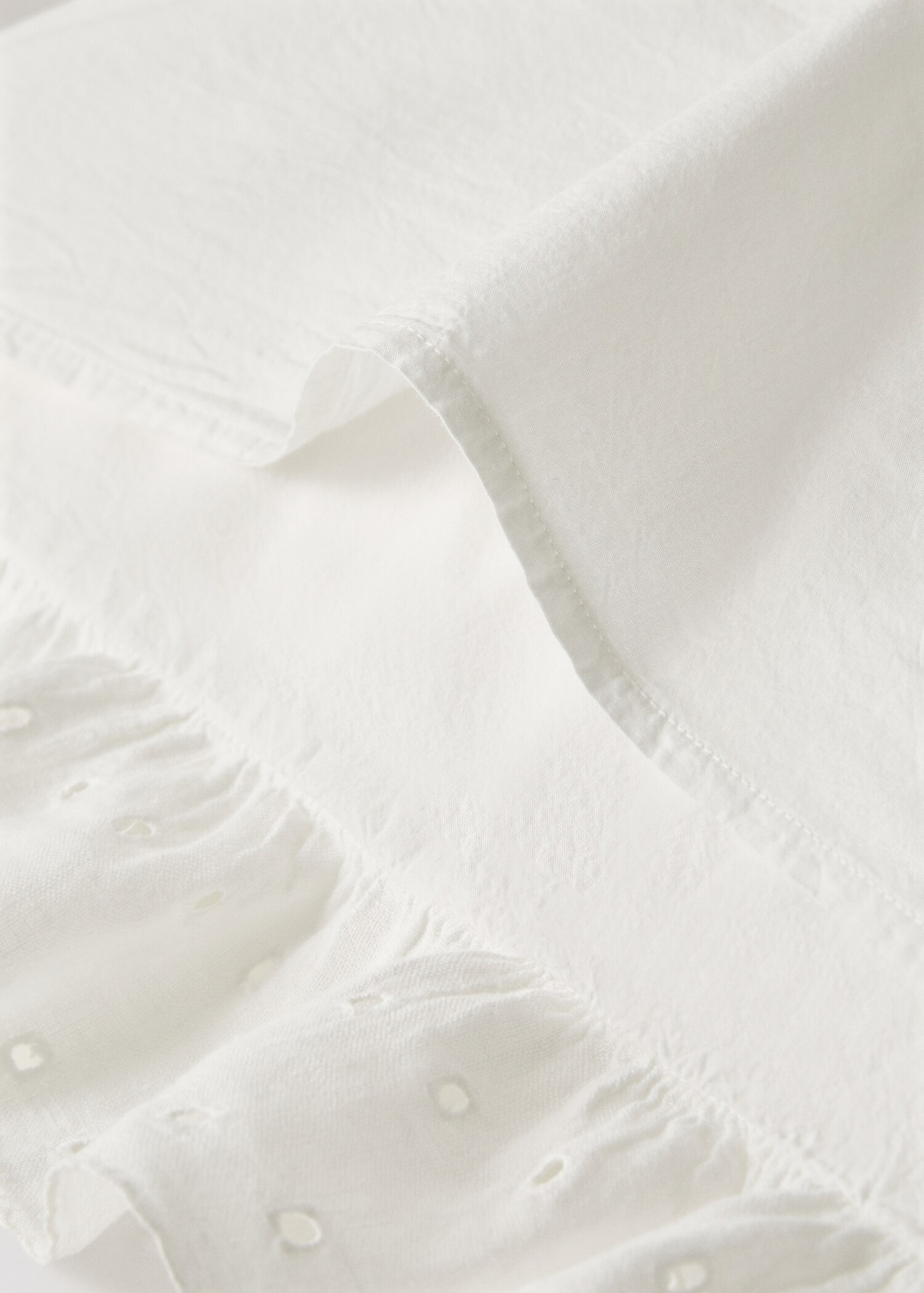 Two cotton garment-dyed pillowcases with linen ruffle 60x60 cm - Details of the article 2