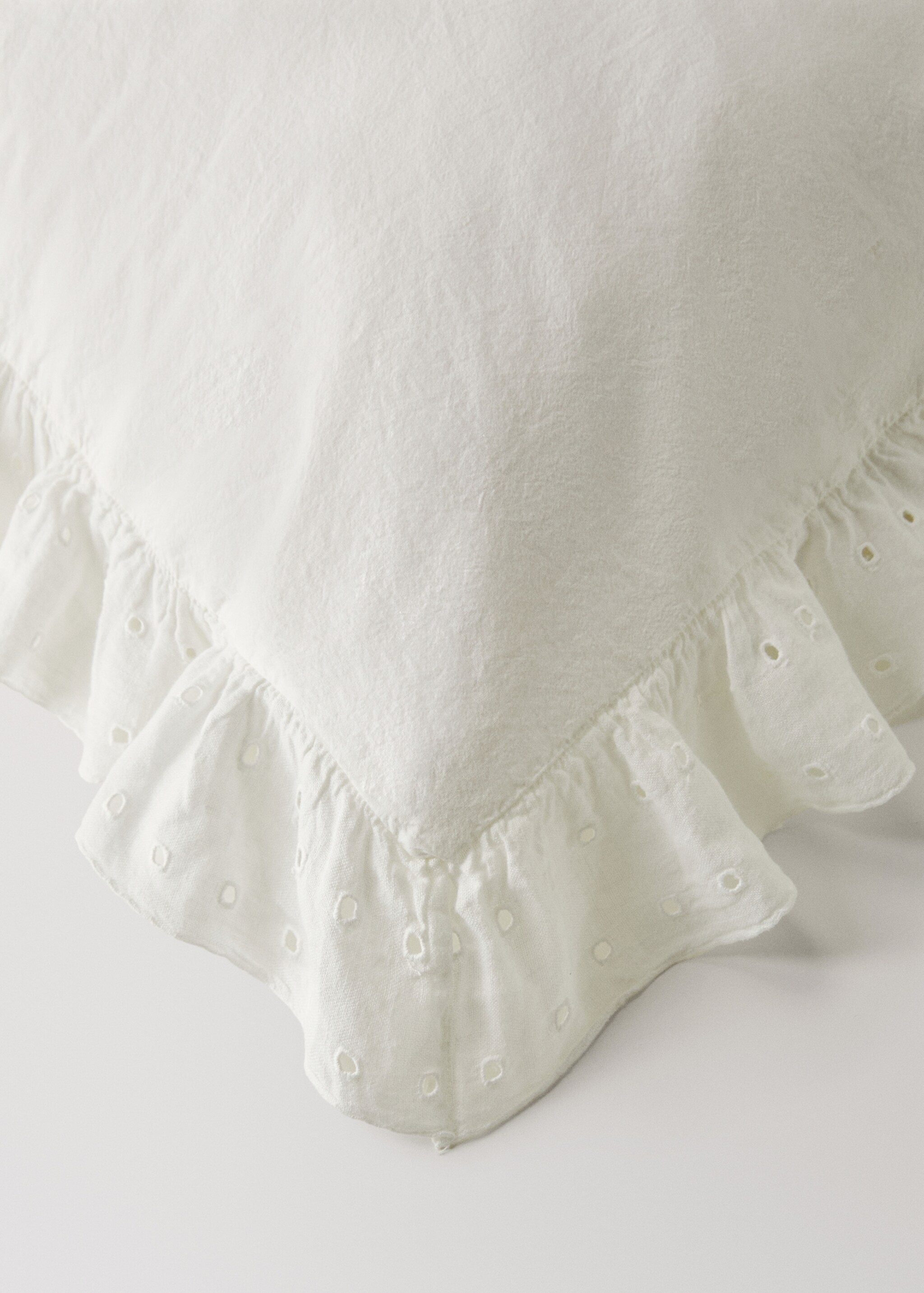 Two cotton garment-dyed pillowcases with linen ruffle 60x60 cm - Details of the article 3, Off White. Ref: 27012982-00.
