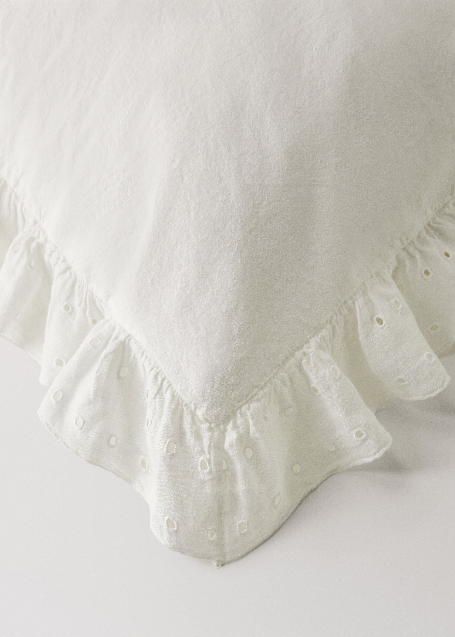 Two cotton garment-dyed pillowcases with linen ruffle 60x60 cm - Details of the article 3