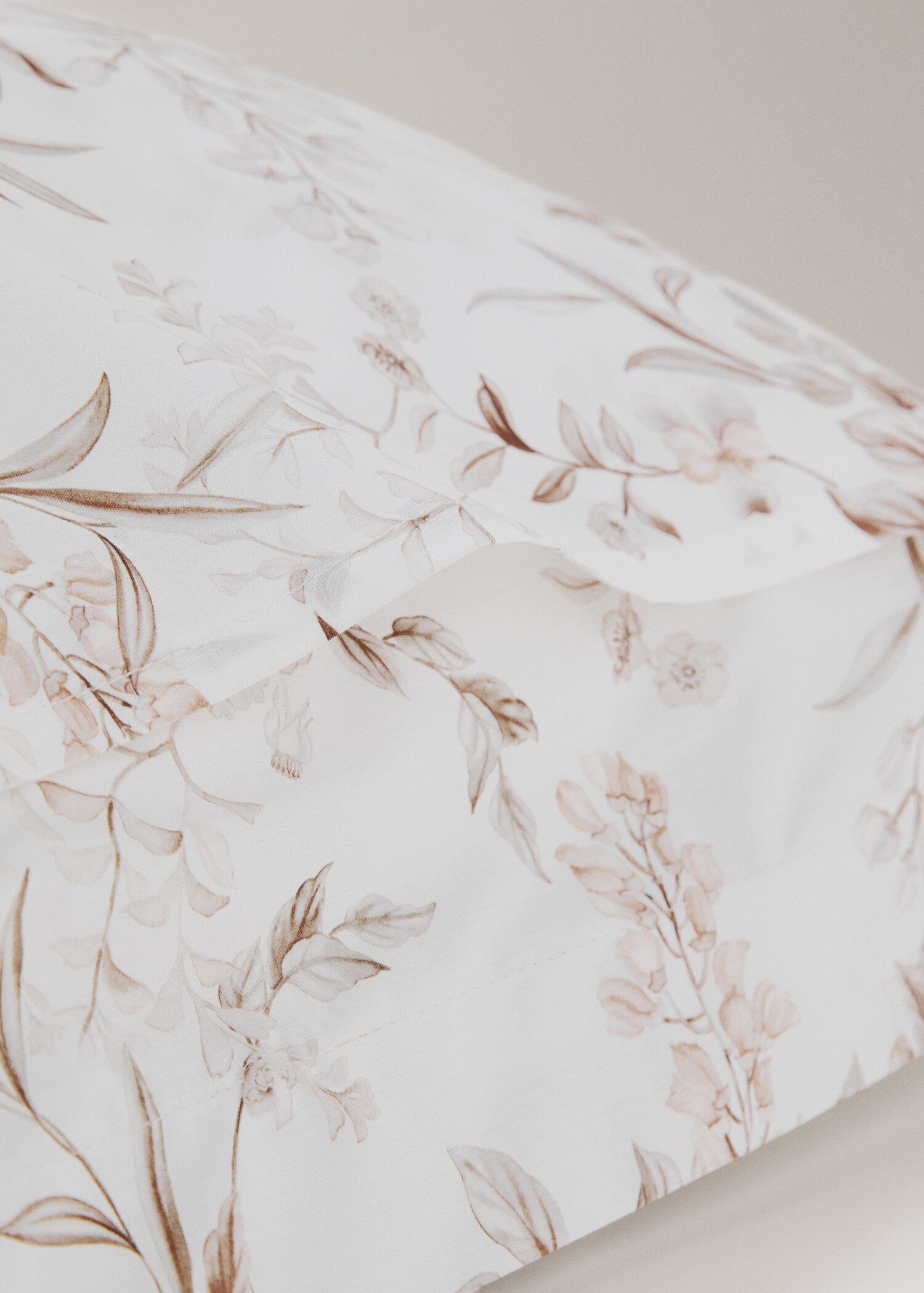 Två örngott med blommönster 60x60 cm - Detaljer om artikeln 1