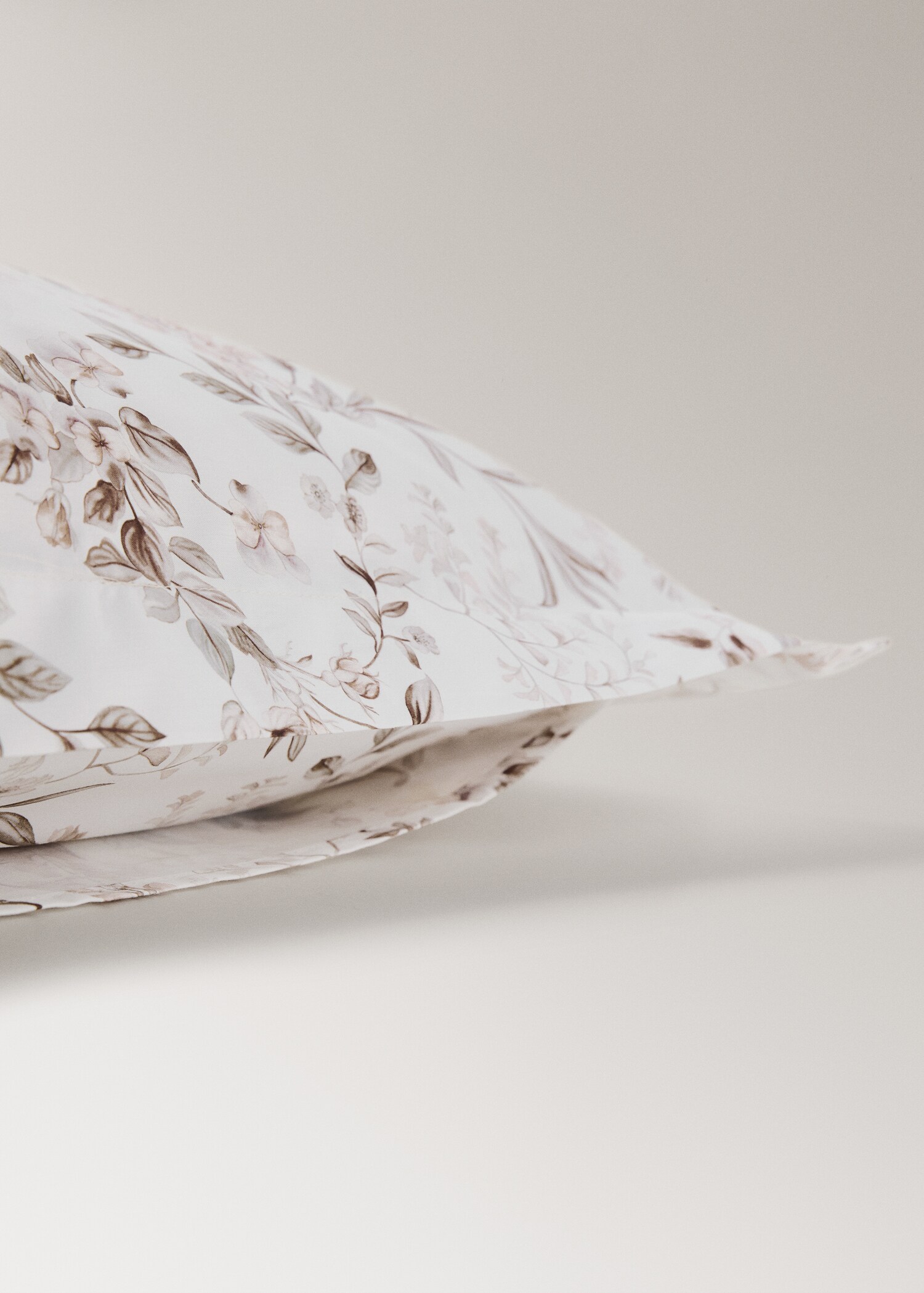 Två örngott med blommönster 60x60 cm - Detaljer om artikeln 2