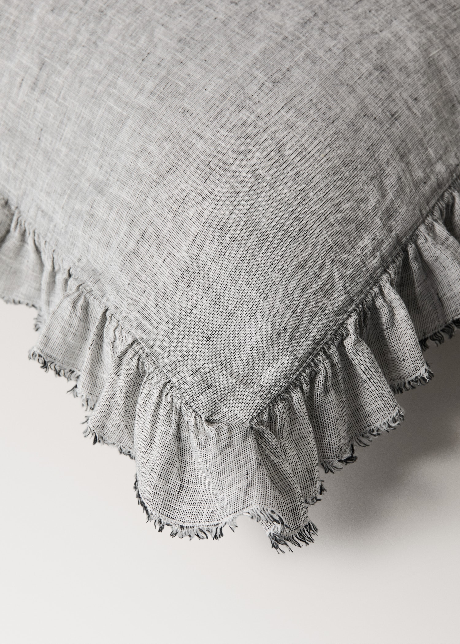 Linen pillowcase with ruffles 60x60 cm - Details of the article 1