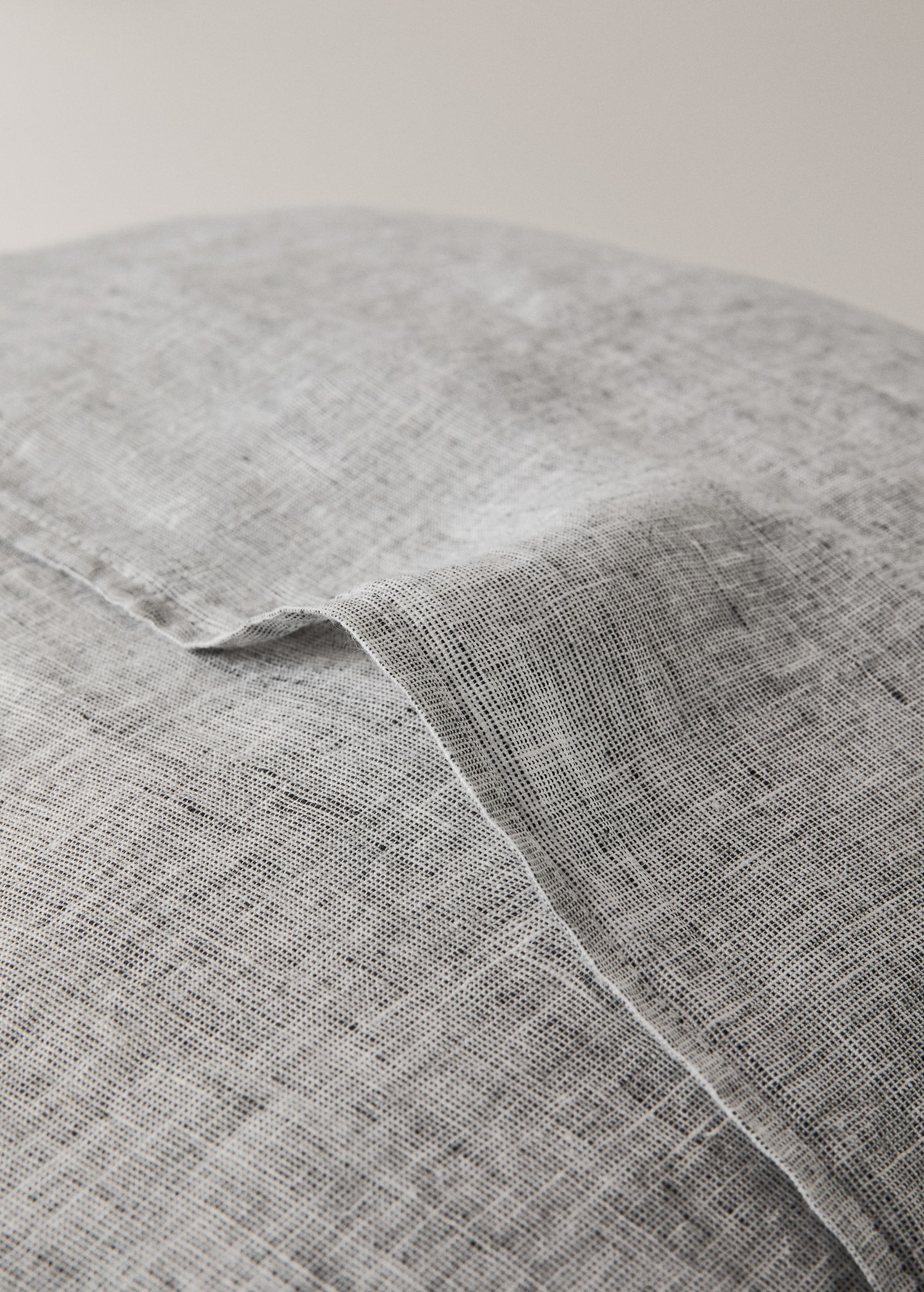 Linen pillowcase with ruffles 60x60 cm - Details of the article 2