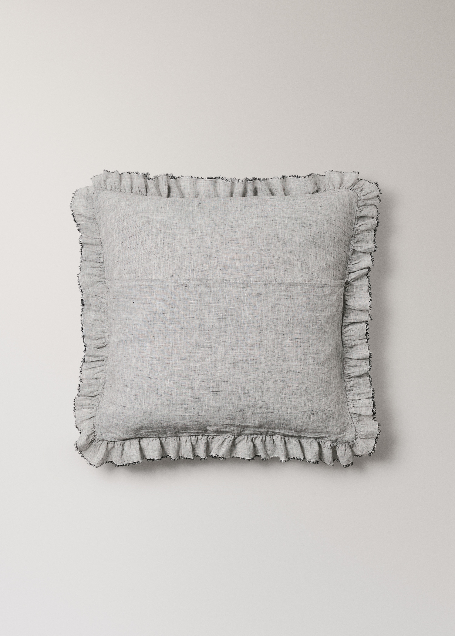 Linen pillowcase with ruffles 60x60 cm - Details of the article 3