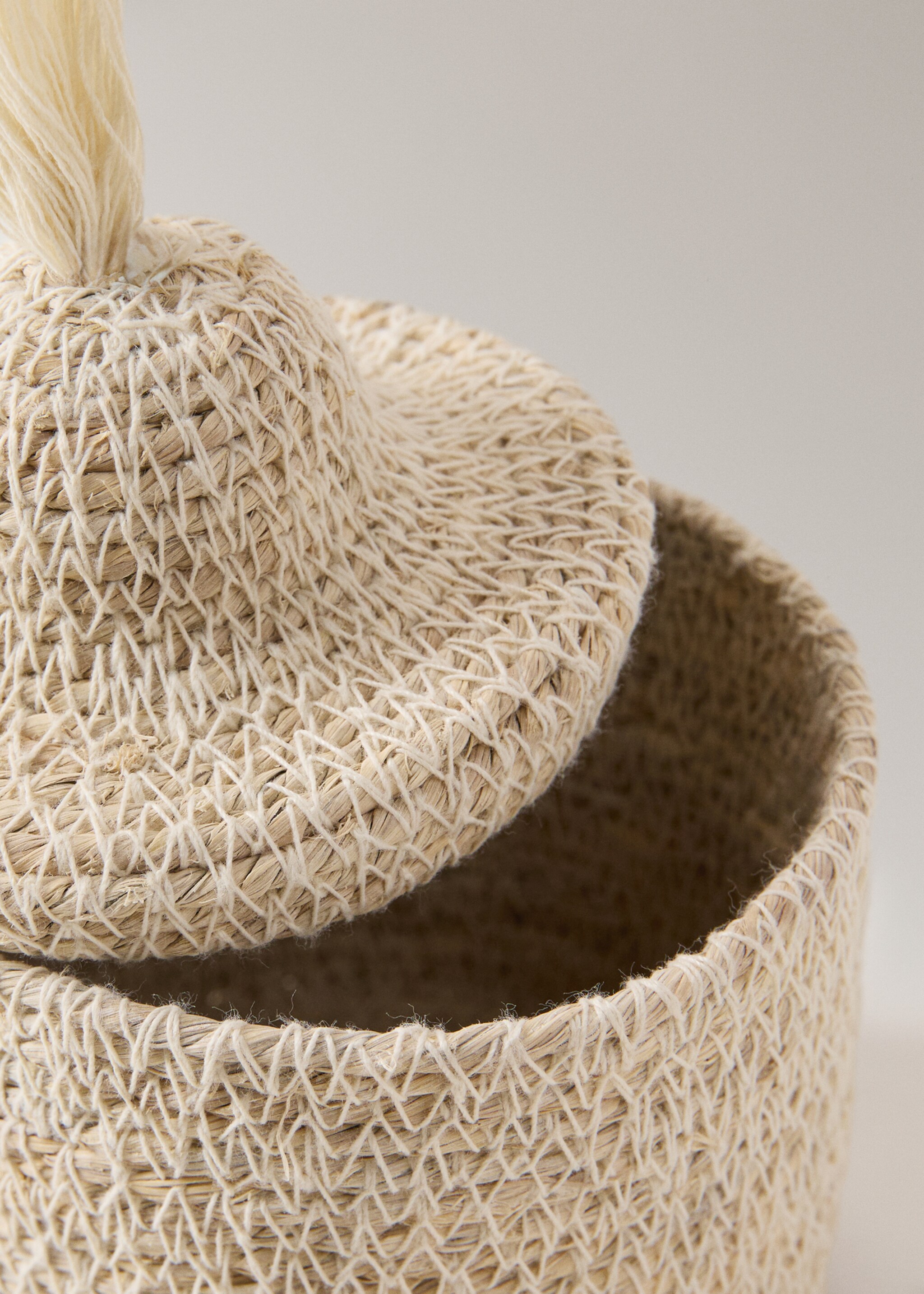 Basket with fringe detail - Details of the article 1, Ecru. Ref: 27013282-00.