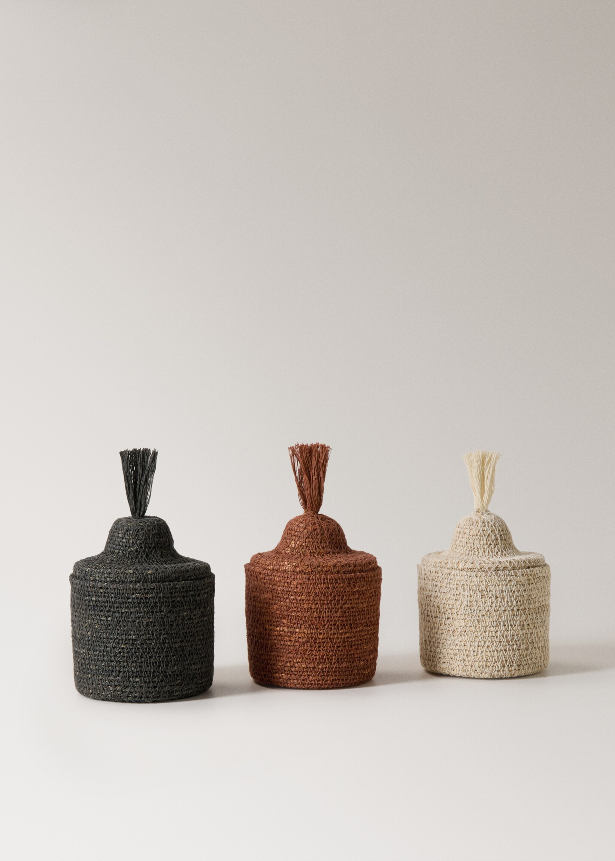 Basket with lid and tassel detail - Details of the article 3, Dark Heather Grey. Ref: 27013282-00.