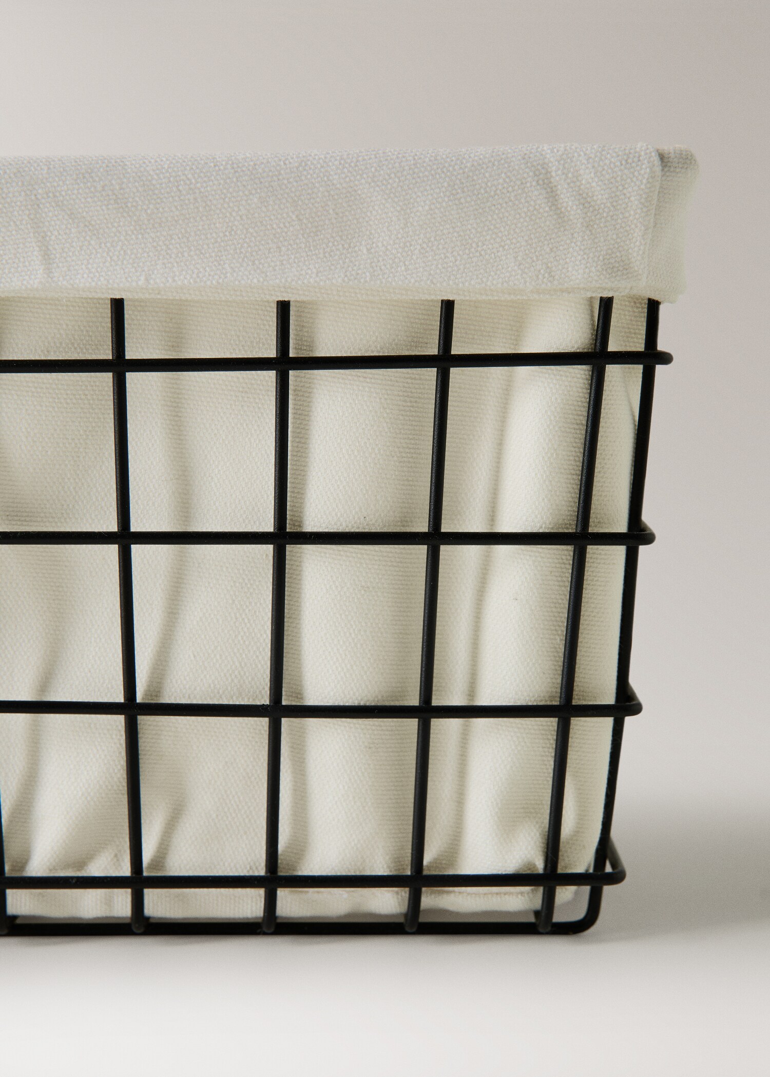 Small rectangular lined basket - Details of the article 2
