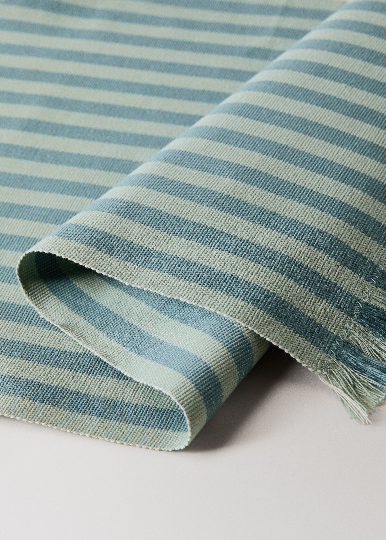 Yarn-dyed bicolour striped table mats - Details of the article 1