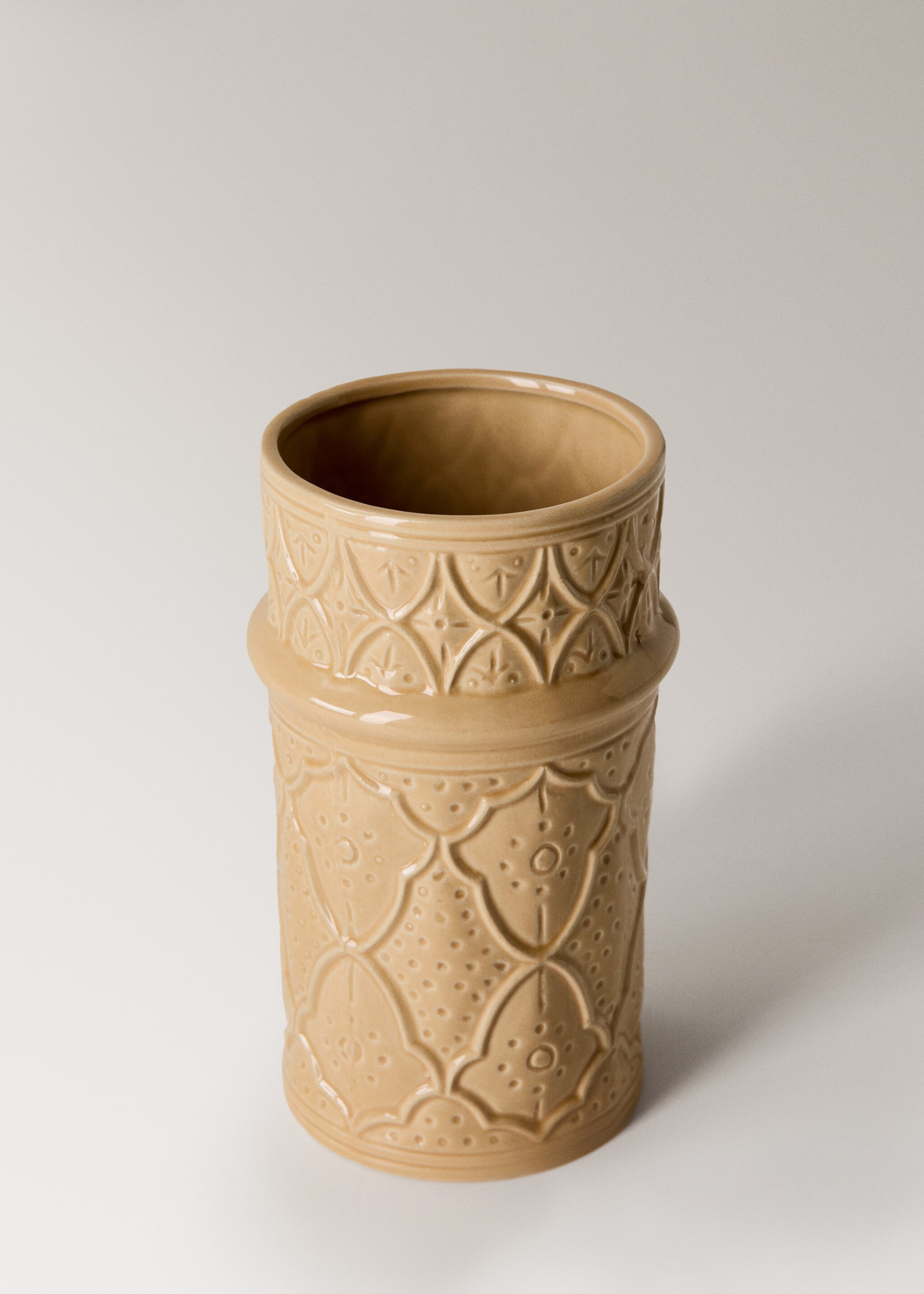 Medium stoneware embossed vase - Details of the article 1, Ochre. Ref: 27013300-00.