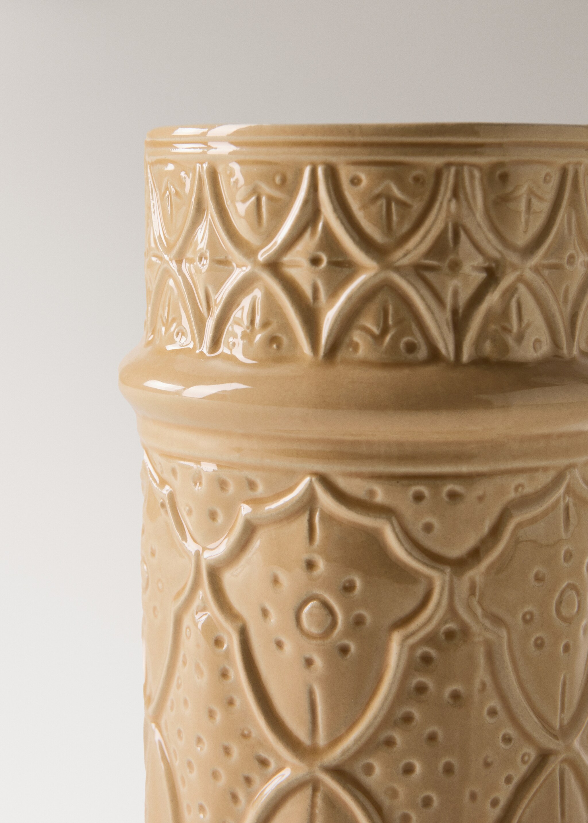 Medium stoneware embossed vase - Details of the article 2, Ochre. Ref: 27013300-00.