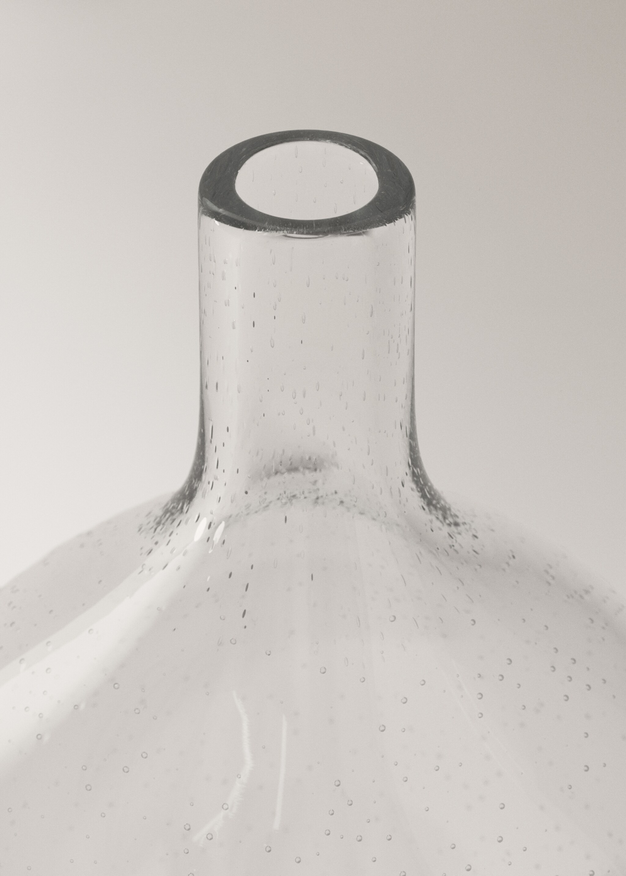 Medium glass bottle vase - Details of the article 1, Ice Grey. Ref: 27013306-00.