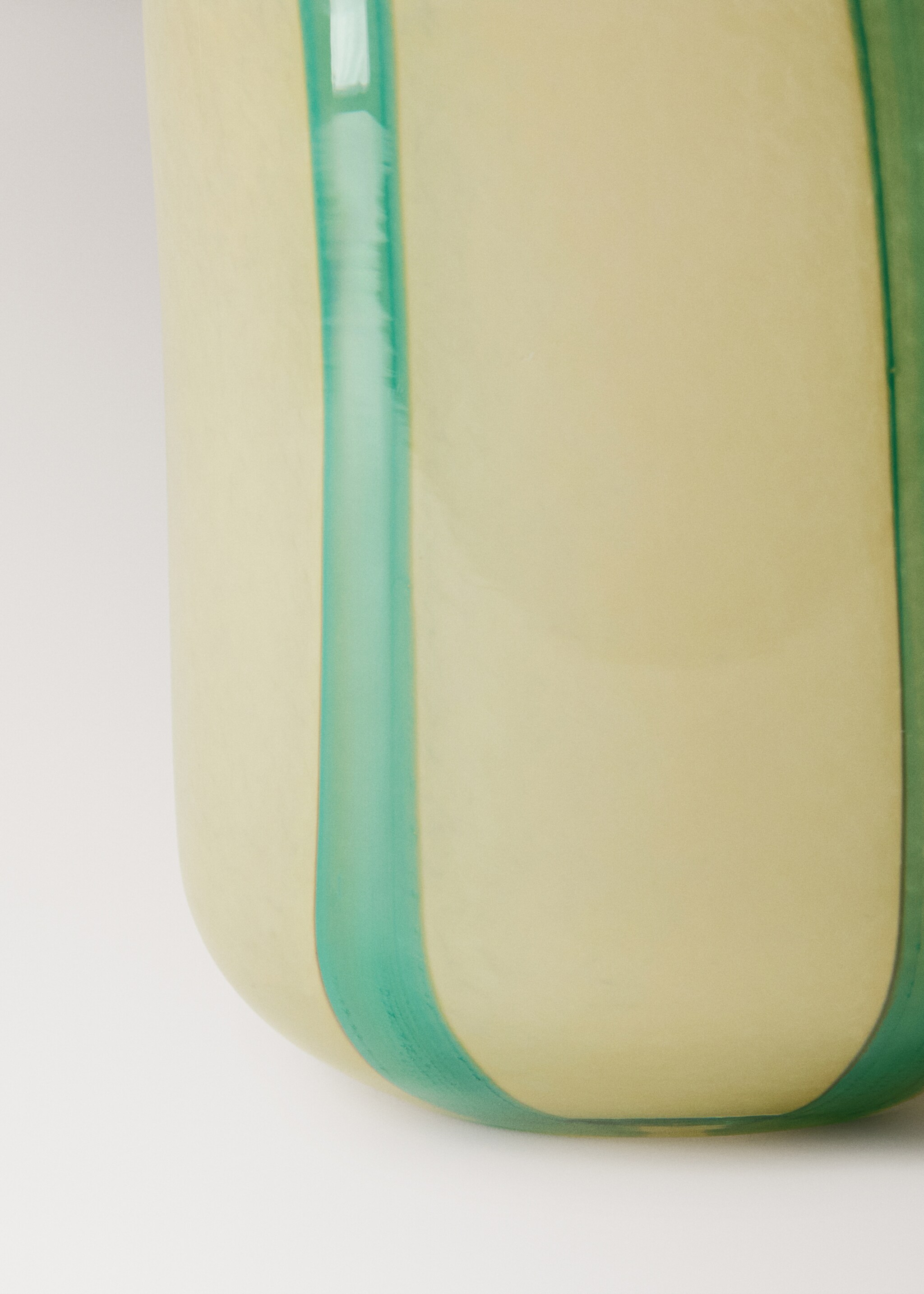 Medium-colored lined glass vase - Details of the article 2, Pastel Yellow. Ref: 27013309-00.