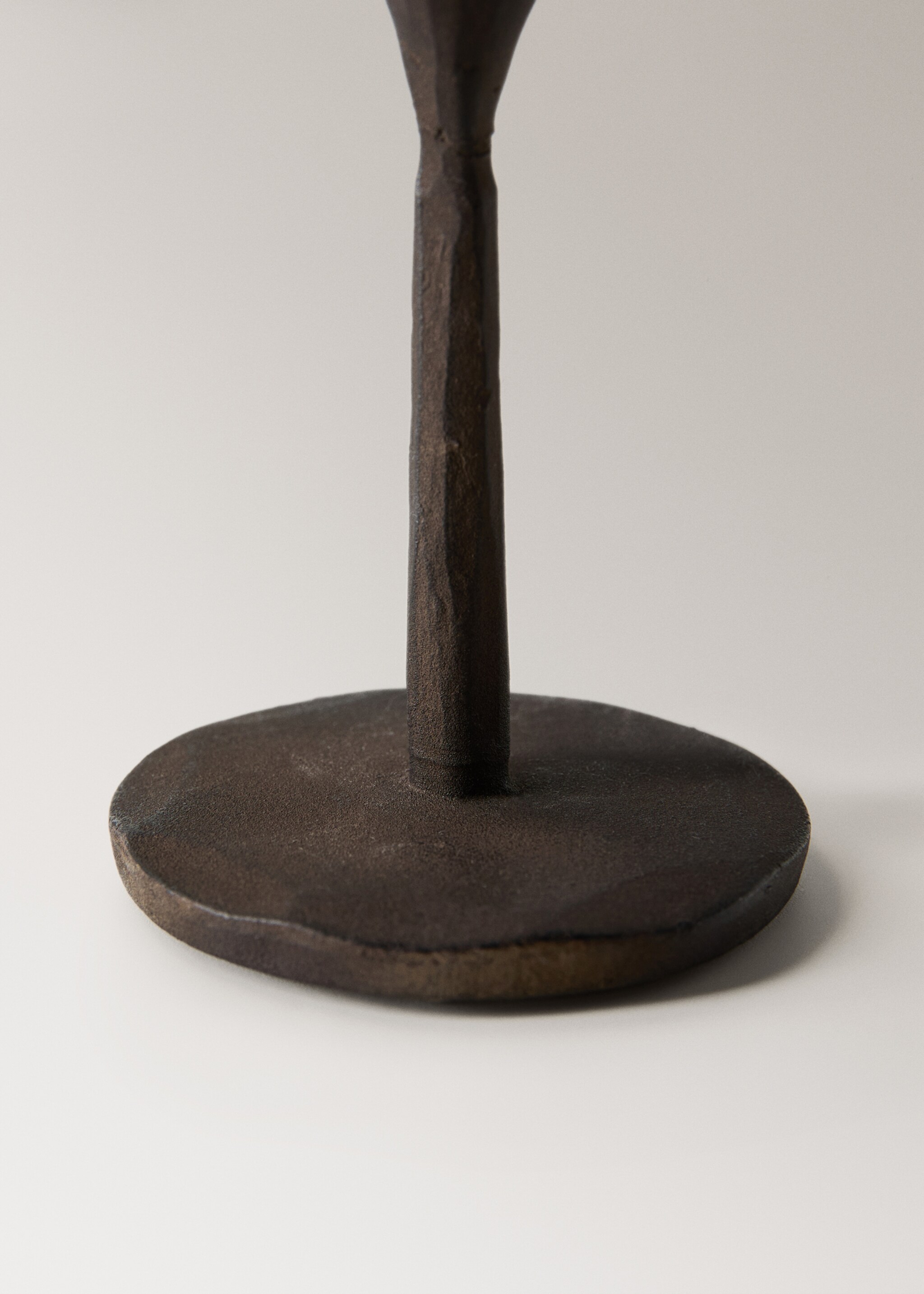 Low iron candle holder - Details of the article 2, Chocolate. Ref: 27013314-00.