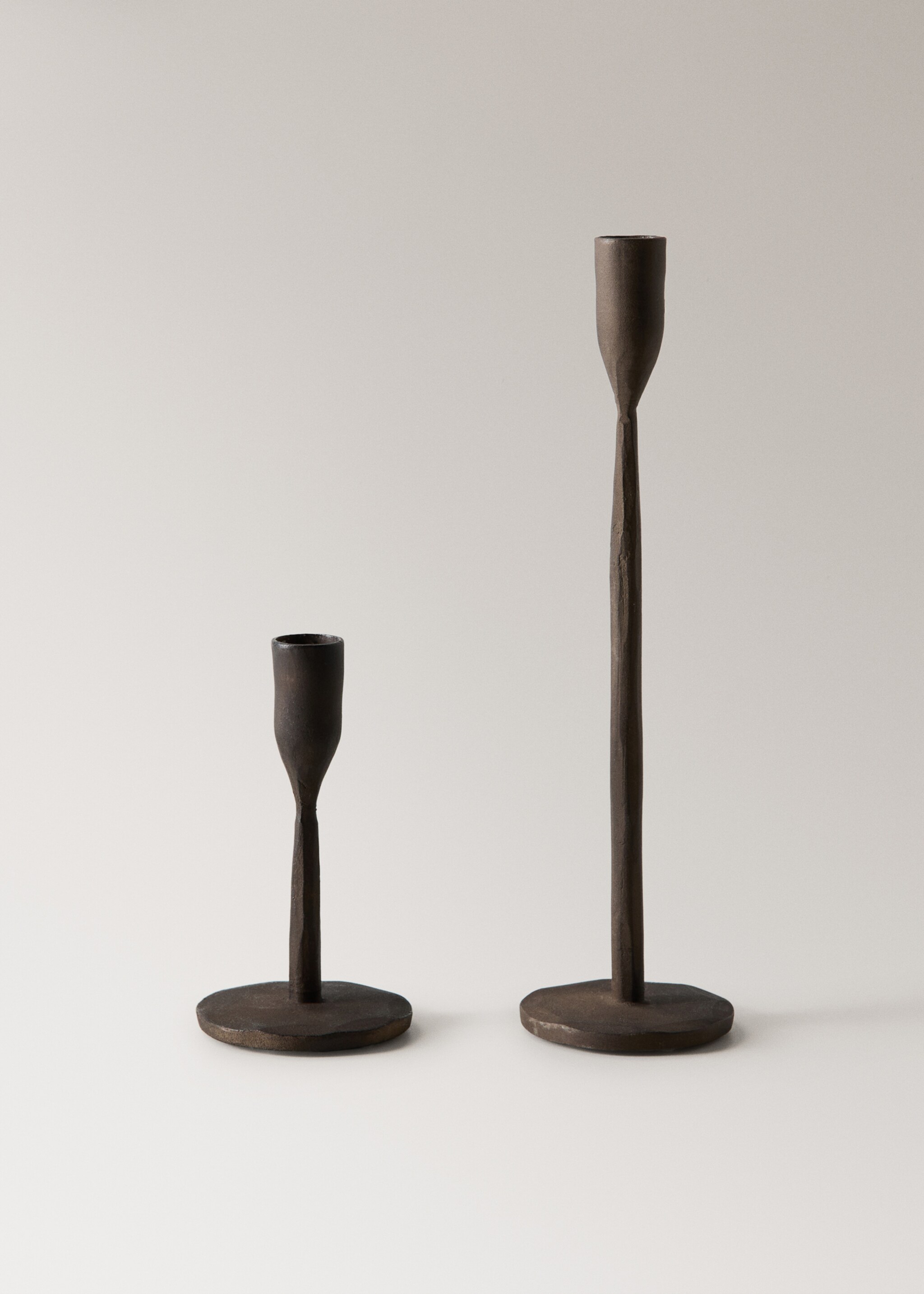 Low iron candle holder - Details of the article 4, Chocolate. Ref: 27013314-00.