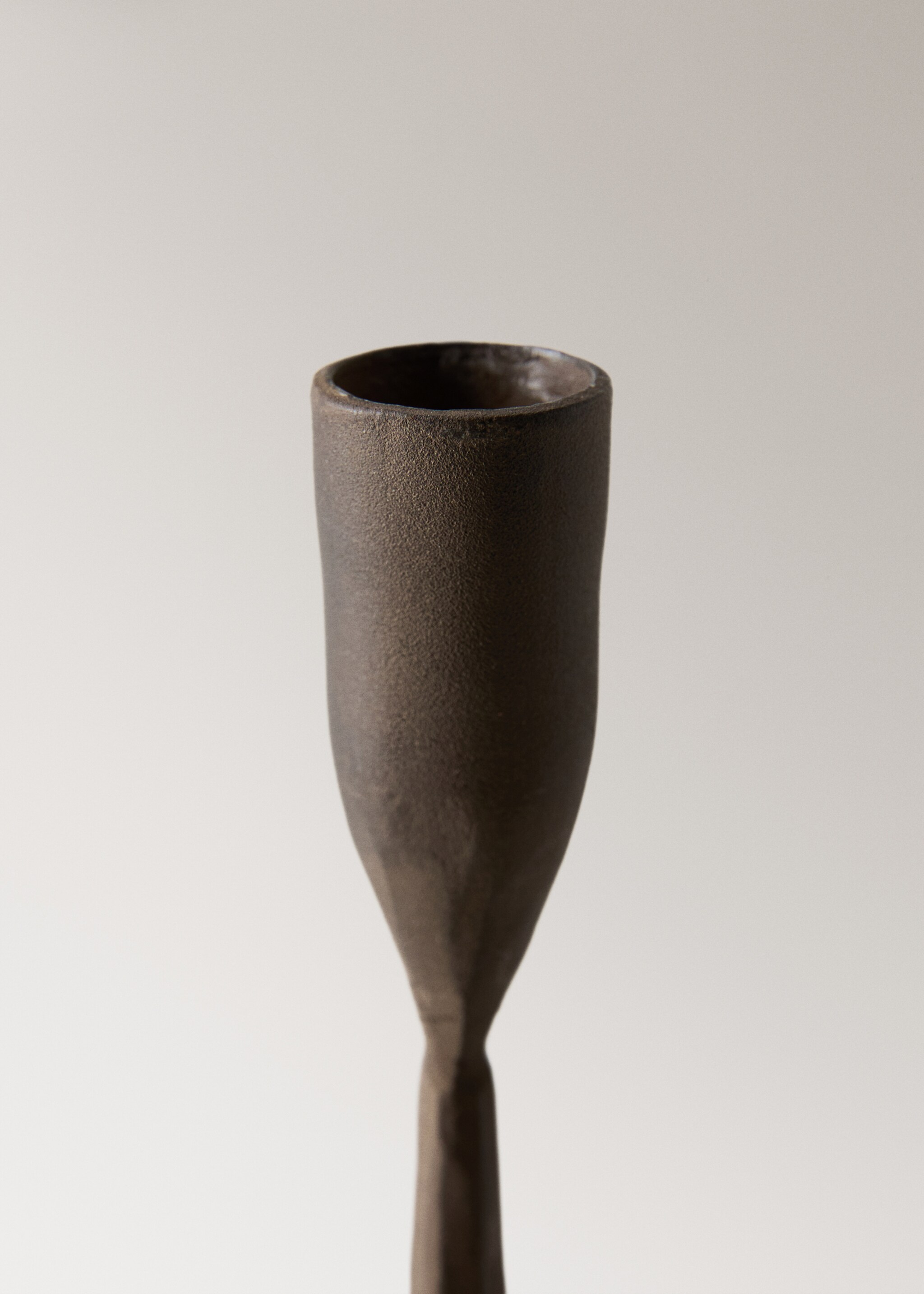 Hoge ijzeren kandelaar - Detail van het artikel 1, Chocoladebruin. Ref: 27013315-00.