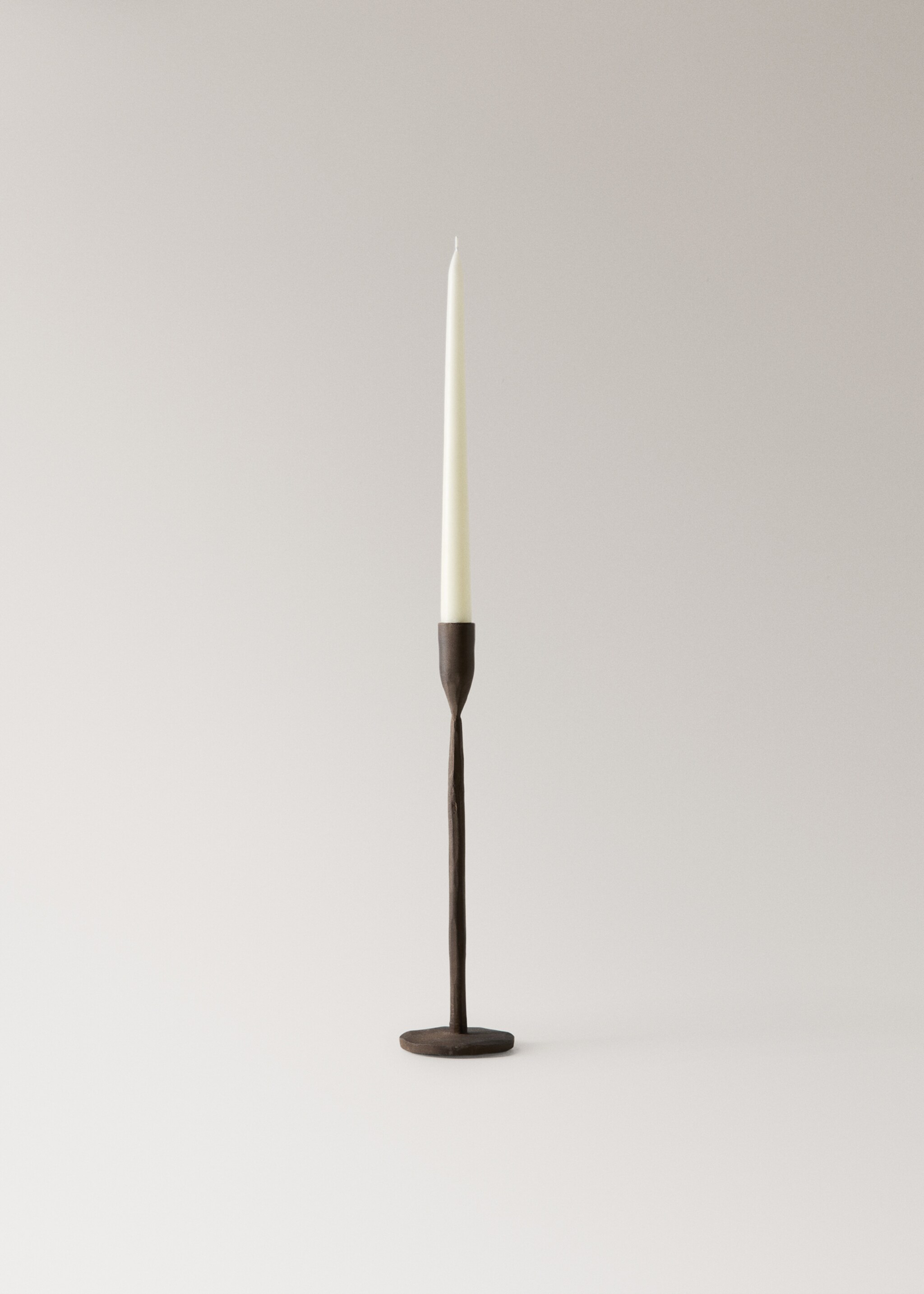 Hoge ijzeren kandelaar - Detail van het artikel 3, Chocoladebruin. Ref: 27013315-00.