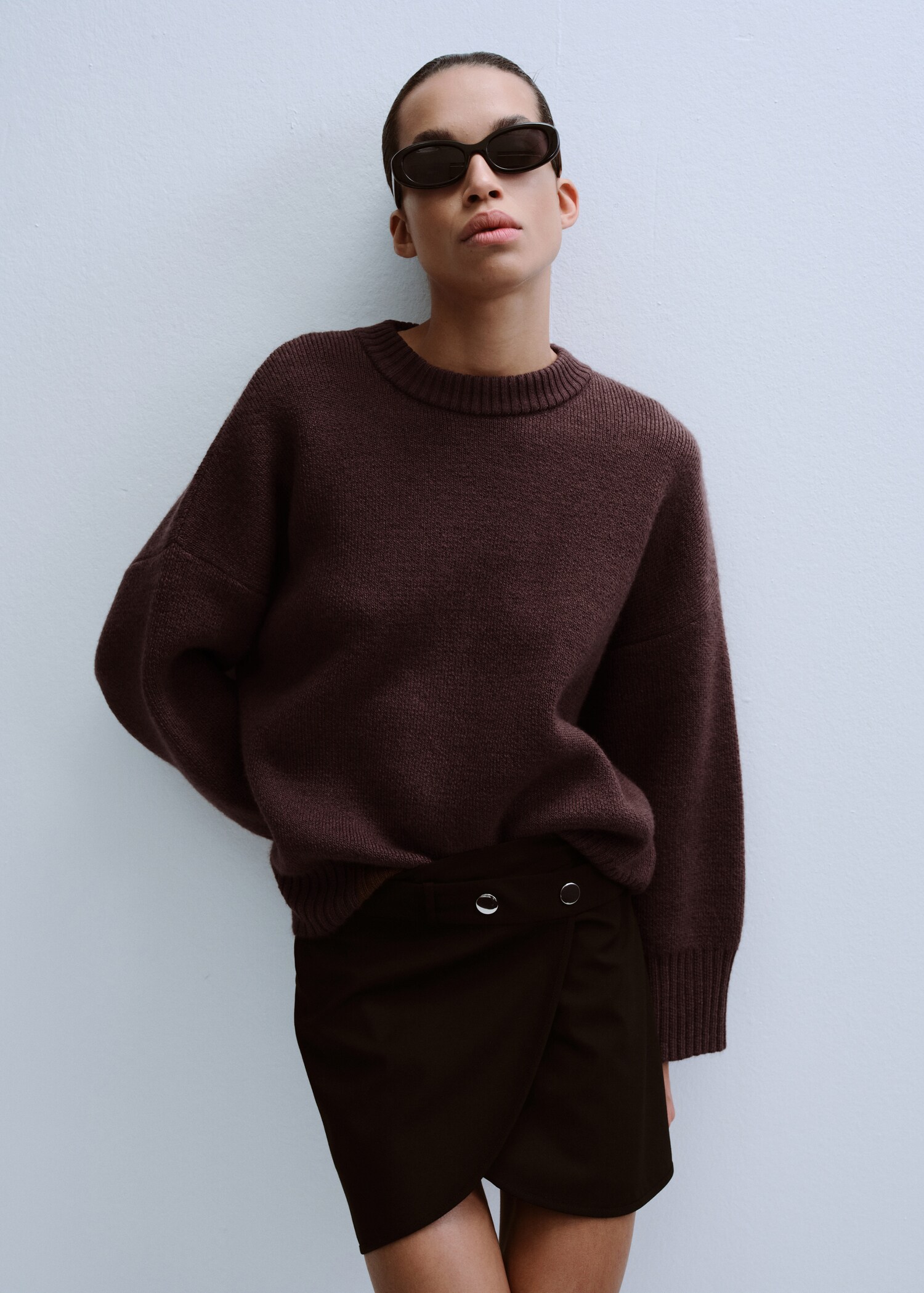 Round-neck knitted sweater - Medium plane