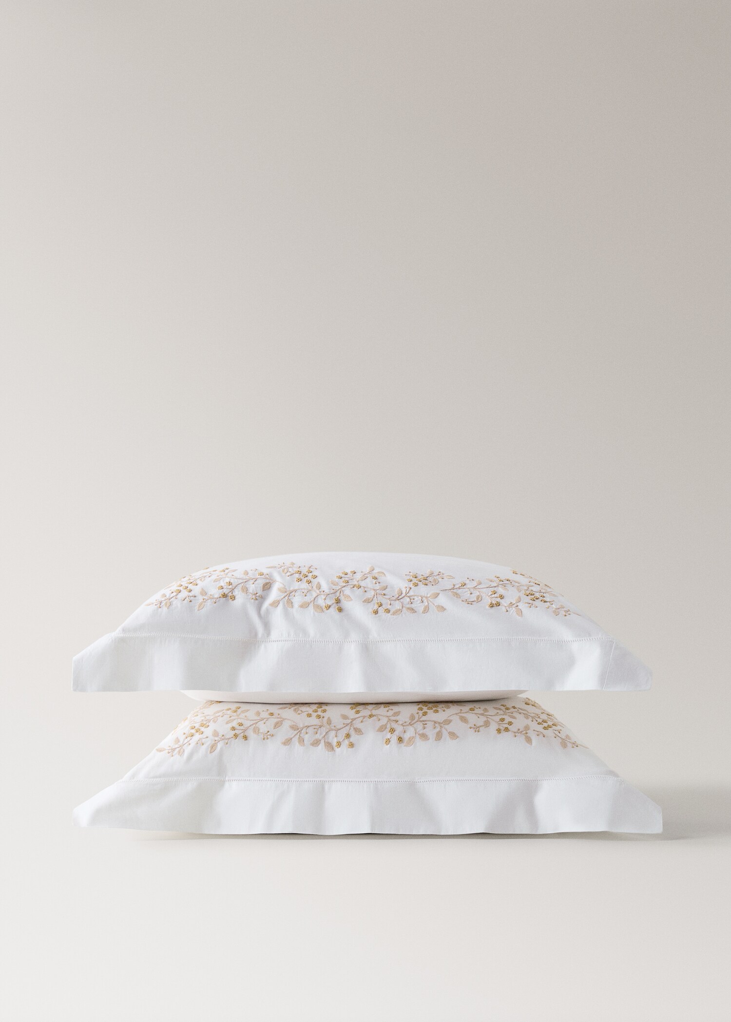 Two cotton percale pillowcases with embroidered flowers 60x60 cm - Details of the article 1