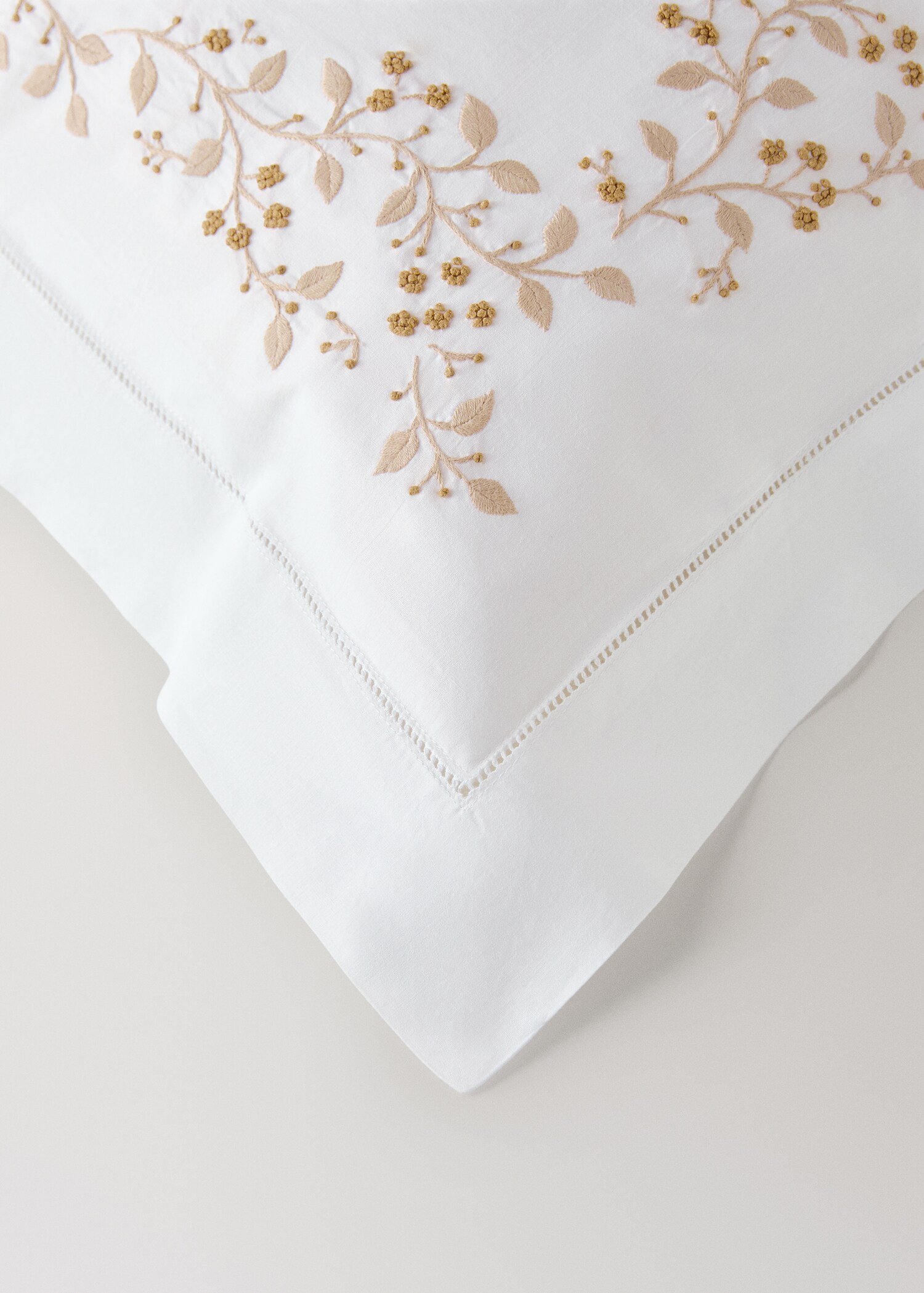 Two cotton percale pillowcases with embroidered flowers 60x60 cm - Details of the article 2