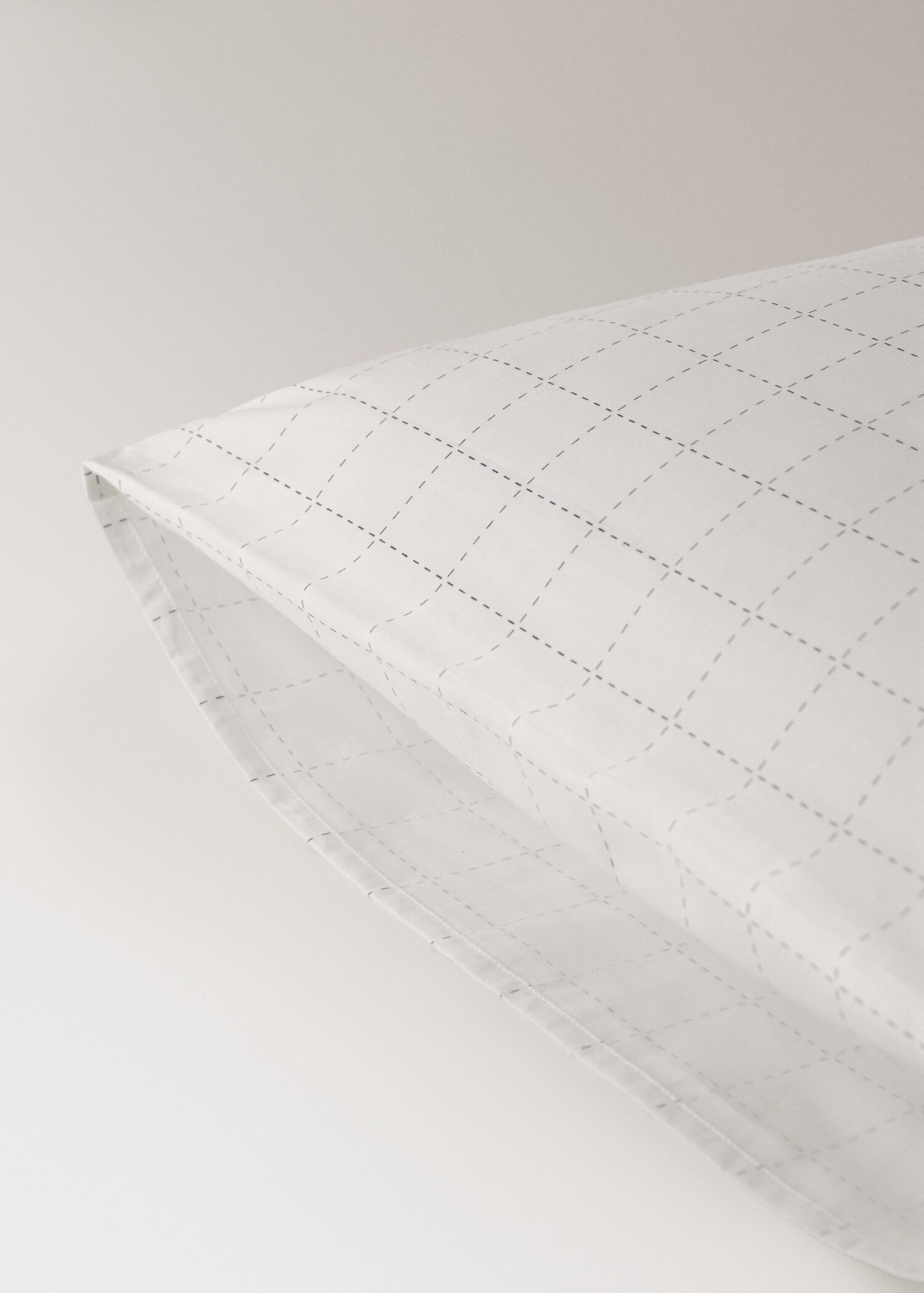 Two quilted percale cotton check pillowcases 50x75 cm - Details of the article 3