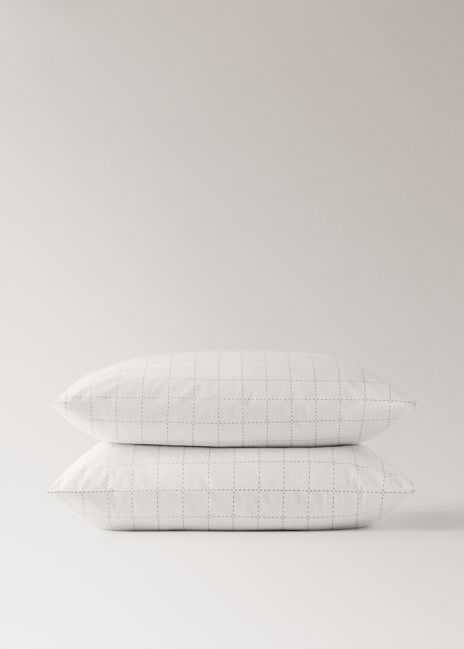 Deux taies d'oreiller percale de coton à carreaux surpiqués 60x60 cm - Détail de l'article 1