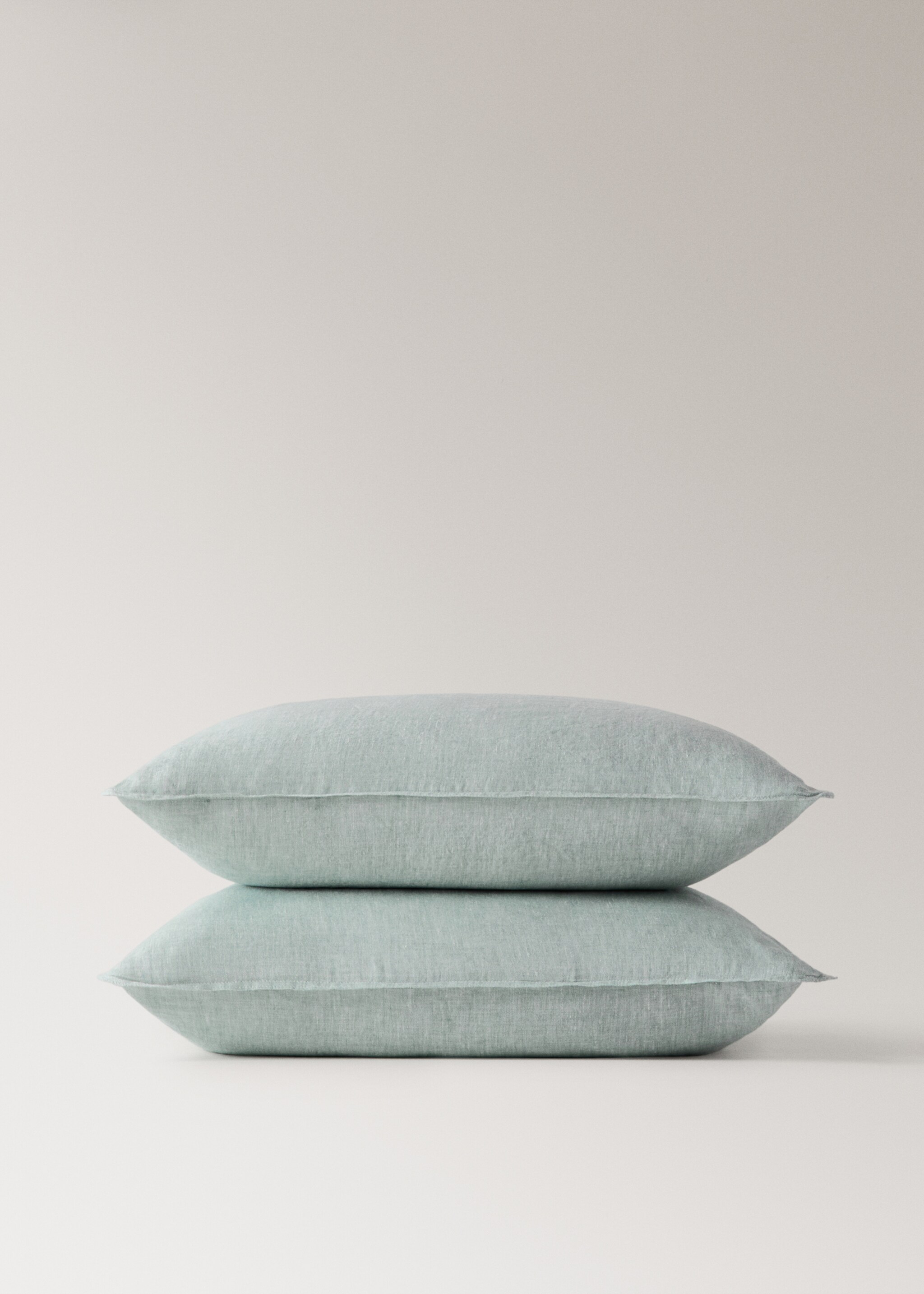 Two washed linen pillowcases 60x60 cm - Details of the article 3, Pastel Green. Ref: 27013741-00.