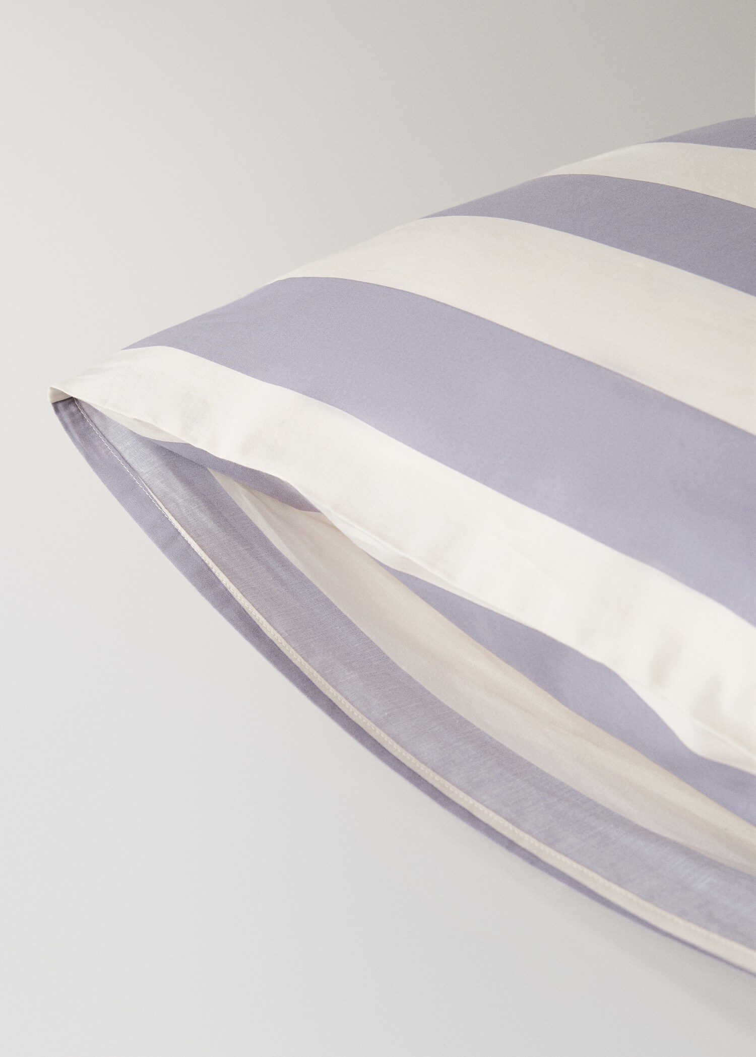 Two 200-thread count percale cotton wide-striped kodak-print pillowcases 50x75 cm - Details of the article 2