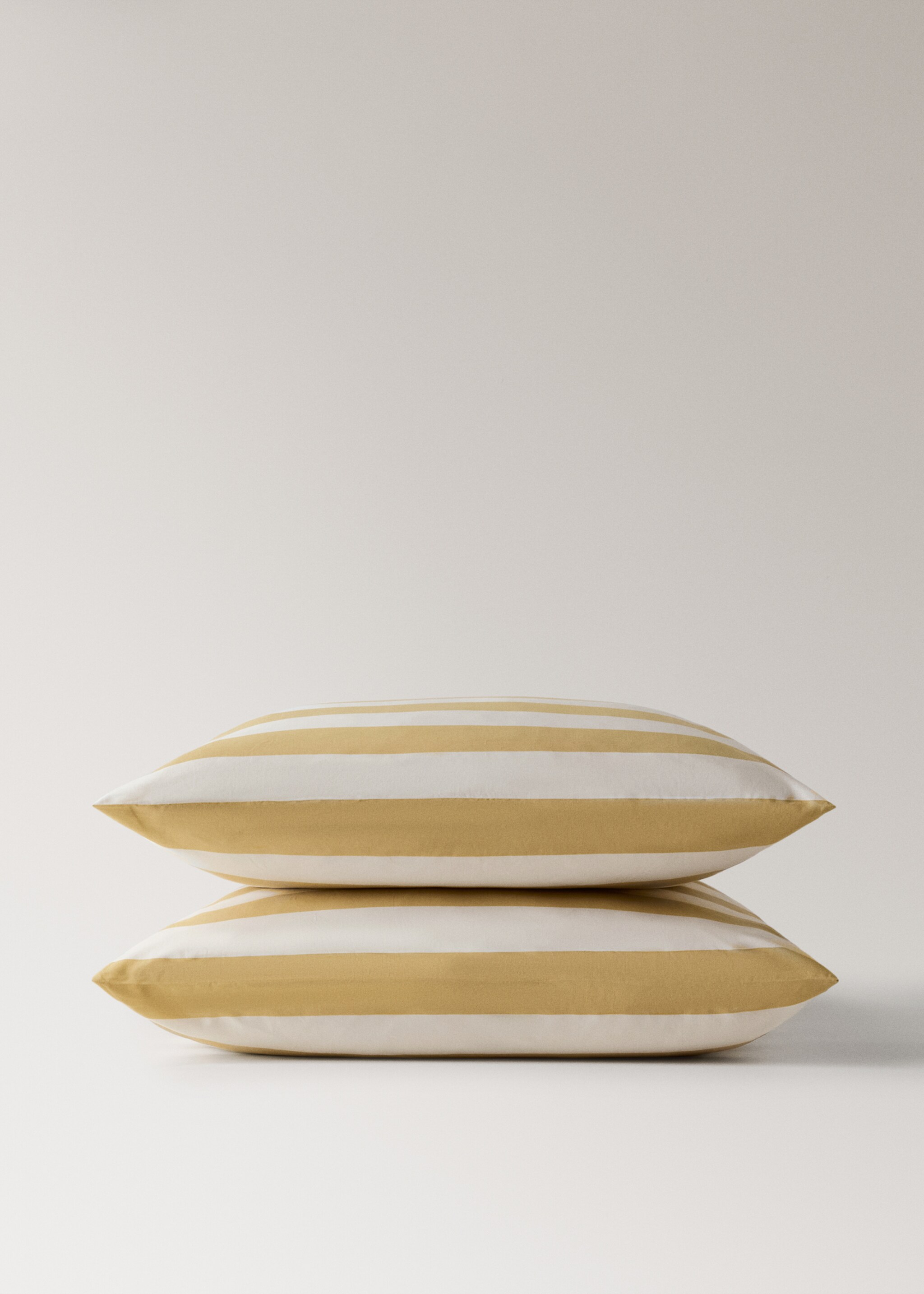 Twee kussenslopen van perkal-katoen, 200 draden, met brede strepen in Kodak-kleuren 60×60 cm - Detail van het artikel 3, Mosterd. Ref: 27013744-00.