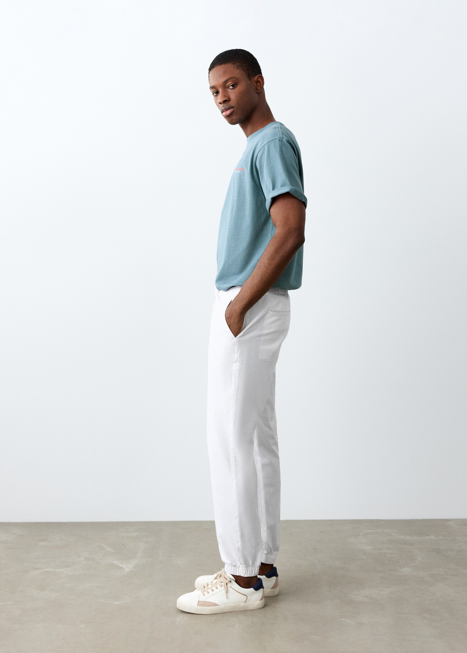 Pantalón jogger cordón - Plano medio